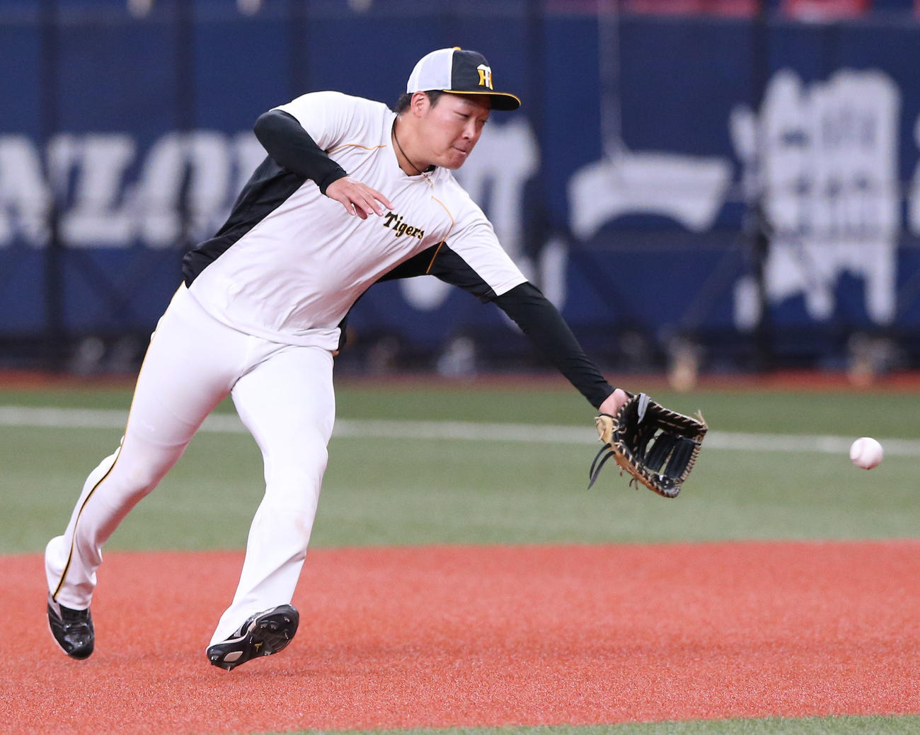 オリックス対阪神　試合前、一塁で練習する大山（撮影・上山淳一）