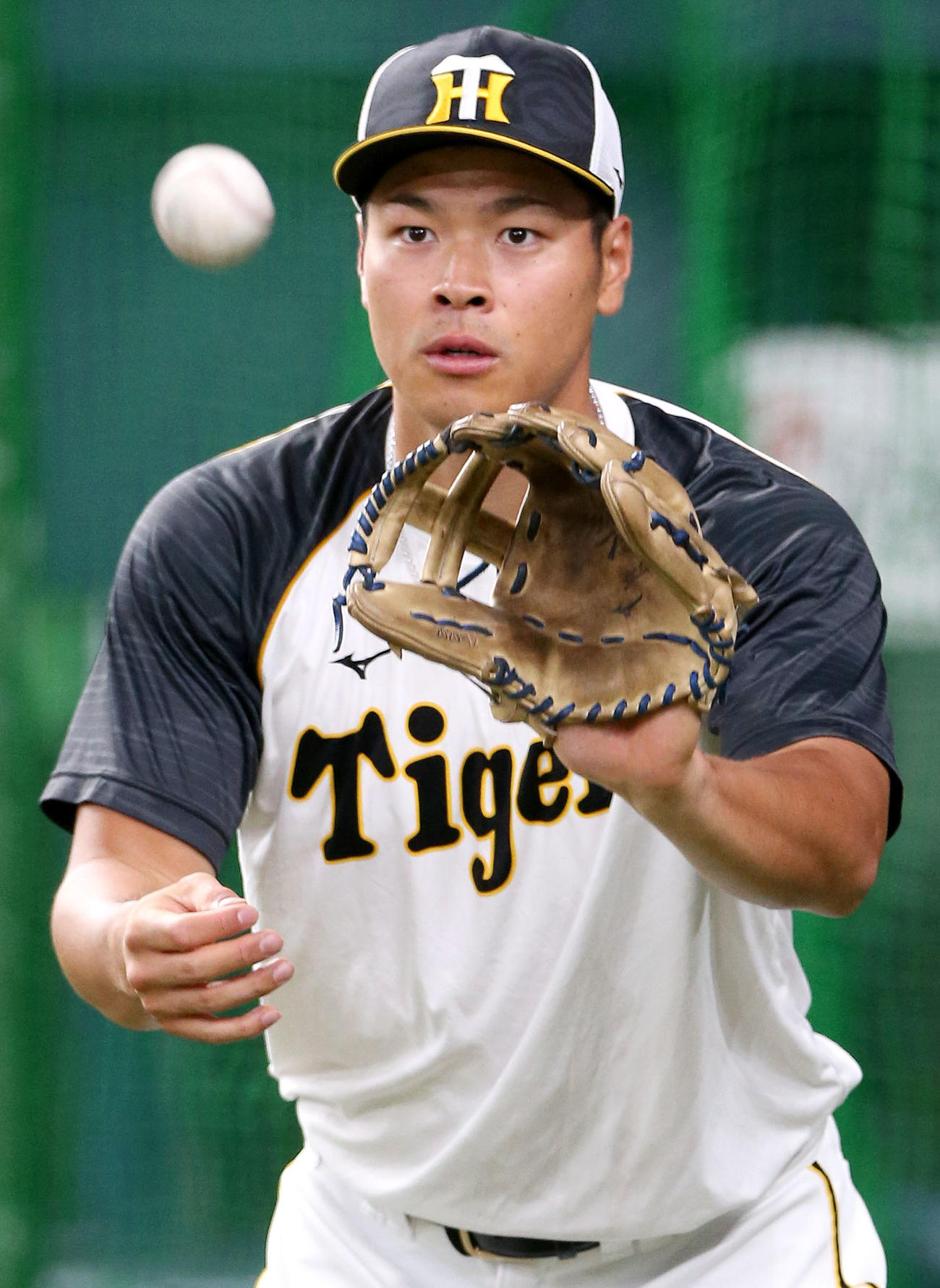 オリックス対阪神　試合前の練習でキャッチボールする佐藤輝（撮影・上山淳一）