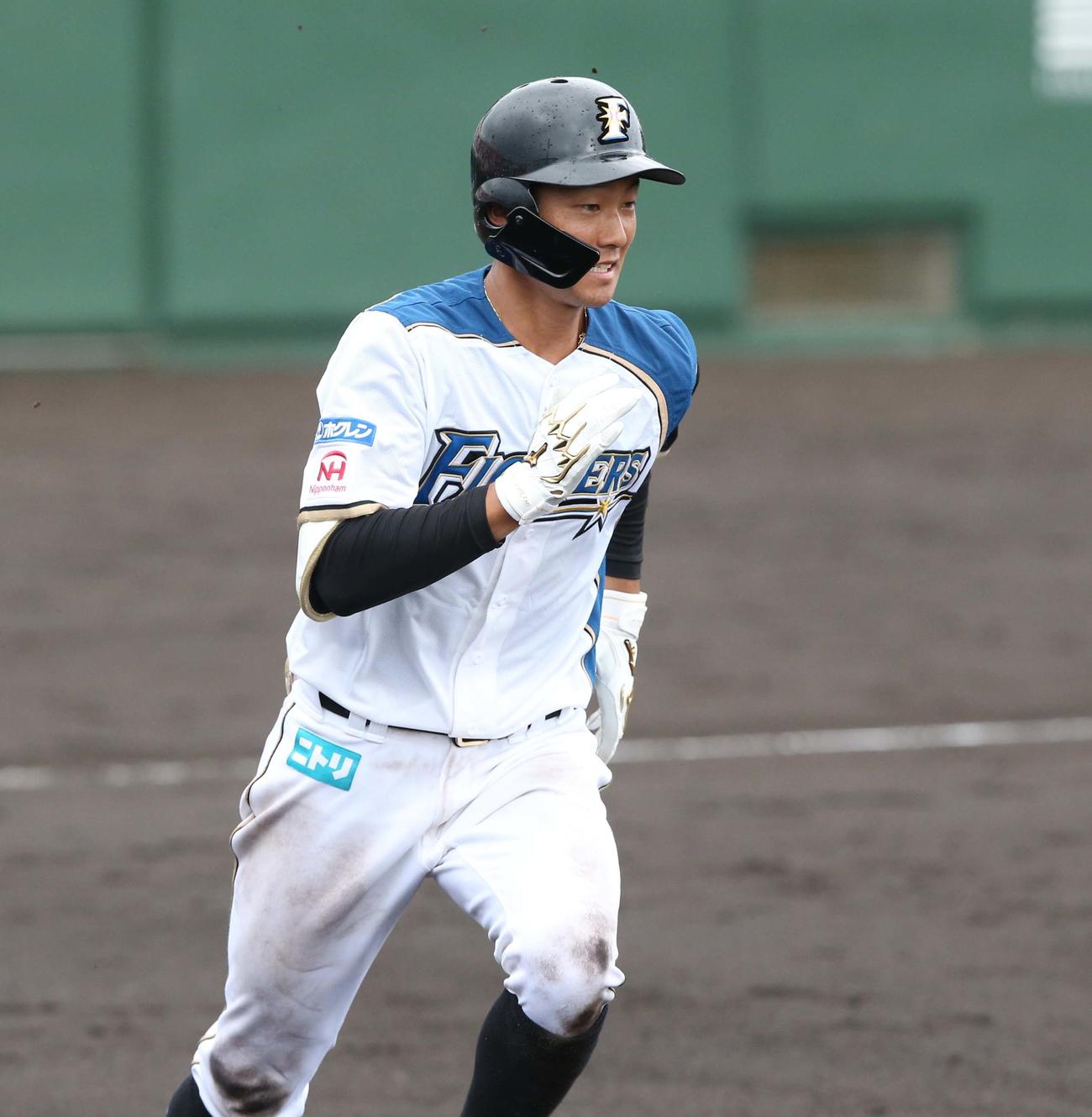 日本ハム対DeNA 8回裏日本ハム無死、左越え二塁打を放つ石井（撮影・黒川智章）