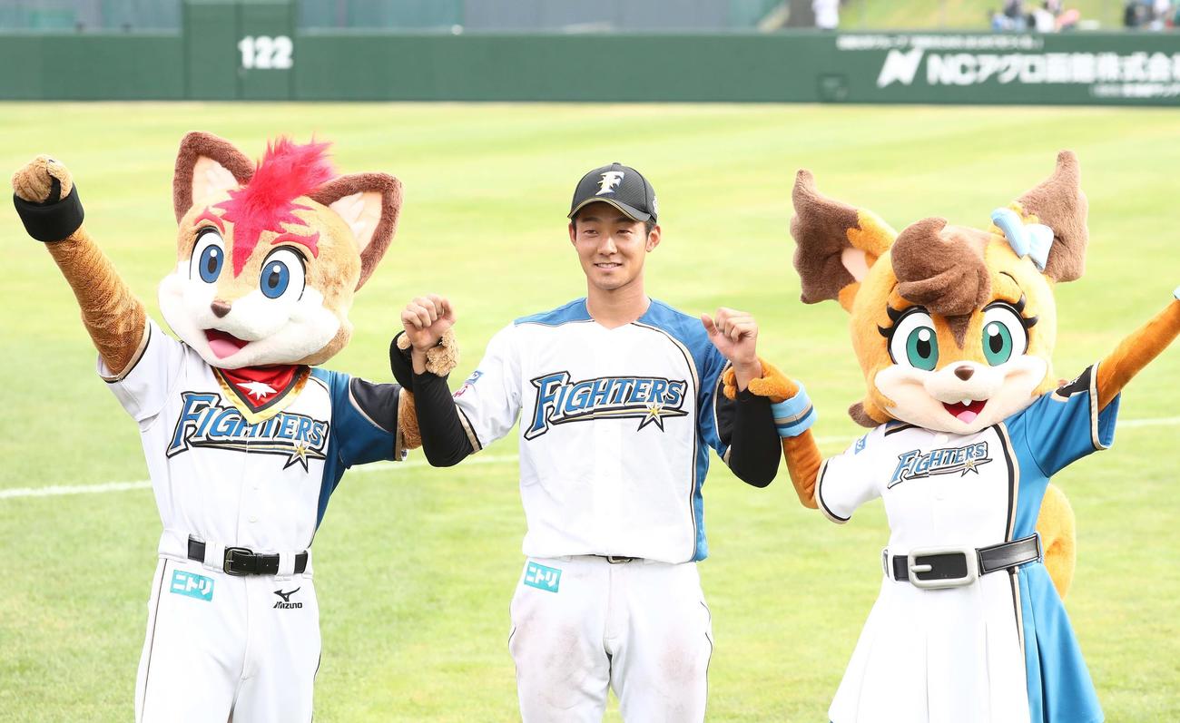 日本ハム対DeNA　試合後、笑顔を見せる石井（撮影・黒川智章）