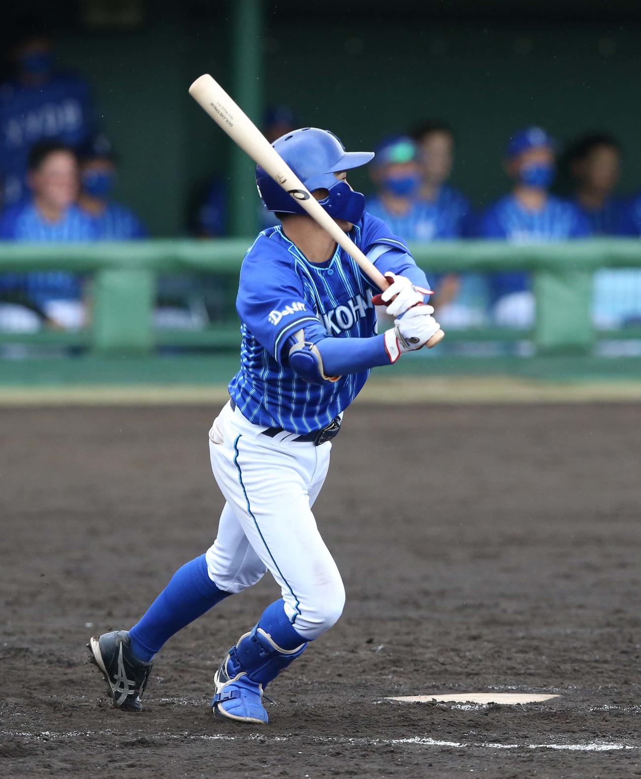 日本ハム対DeNA 7回表DeNA2死、中越えの三塁打を放つ森（撮影・黒川智章）