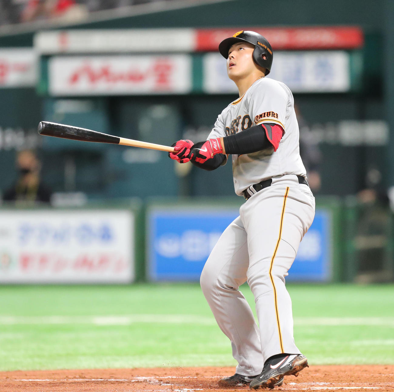 ソフトバンク対巨人　3回表巨人2死二塁、岡本和真は左越え本塁打を放つ（撮影・梅根麻紀）