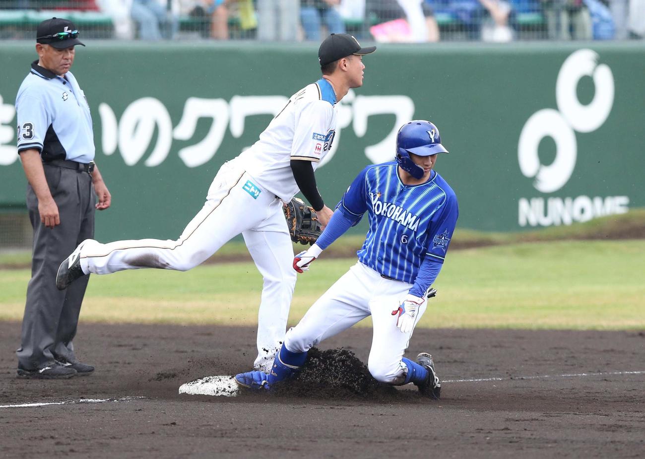 日本ハム対DeNA 7回表DeNA2死、中越えの三塁打を放つ森（撮影・黒川智章）