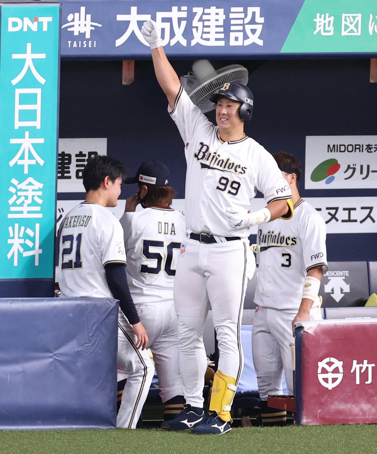 オリックス対阪神　4回裏オリックス無死、中越え本塁打を放ち昇天ポーズをみせる杉本（撮影・清水貴仁）