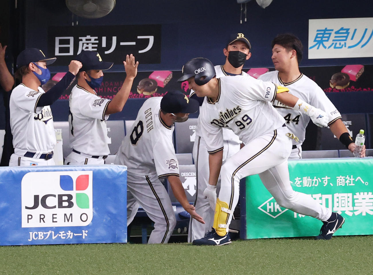 エキシビションマッチ　オリックス対阪神　4回裏オリックス無死、中越え本塁打を放ち生還する杉本（撮影・清水貴仁）
