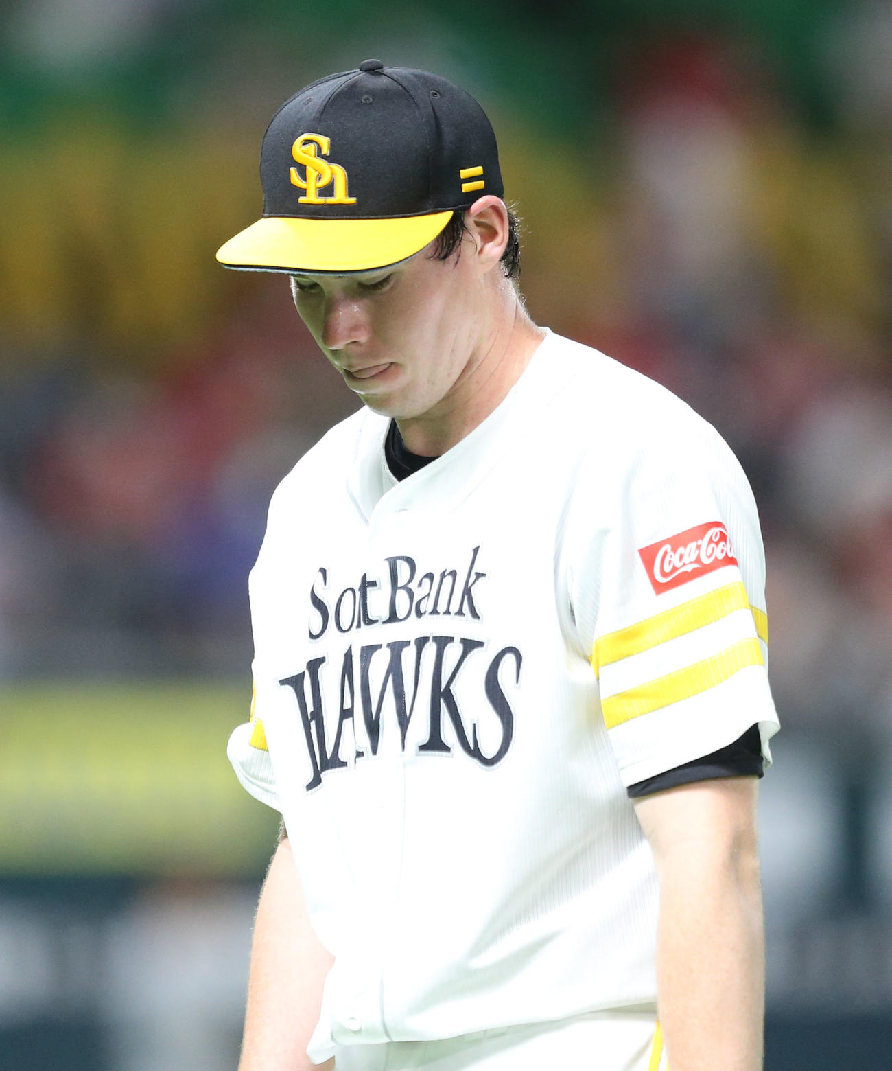 ソフトバンク対巨人　3回表を投げ終えベンチに戻るスチュワート（撮影・屋方直哉）