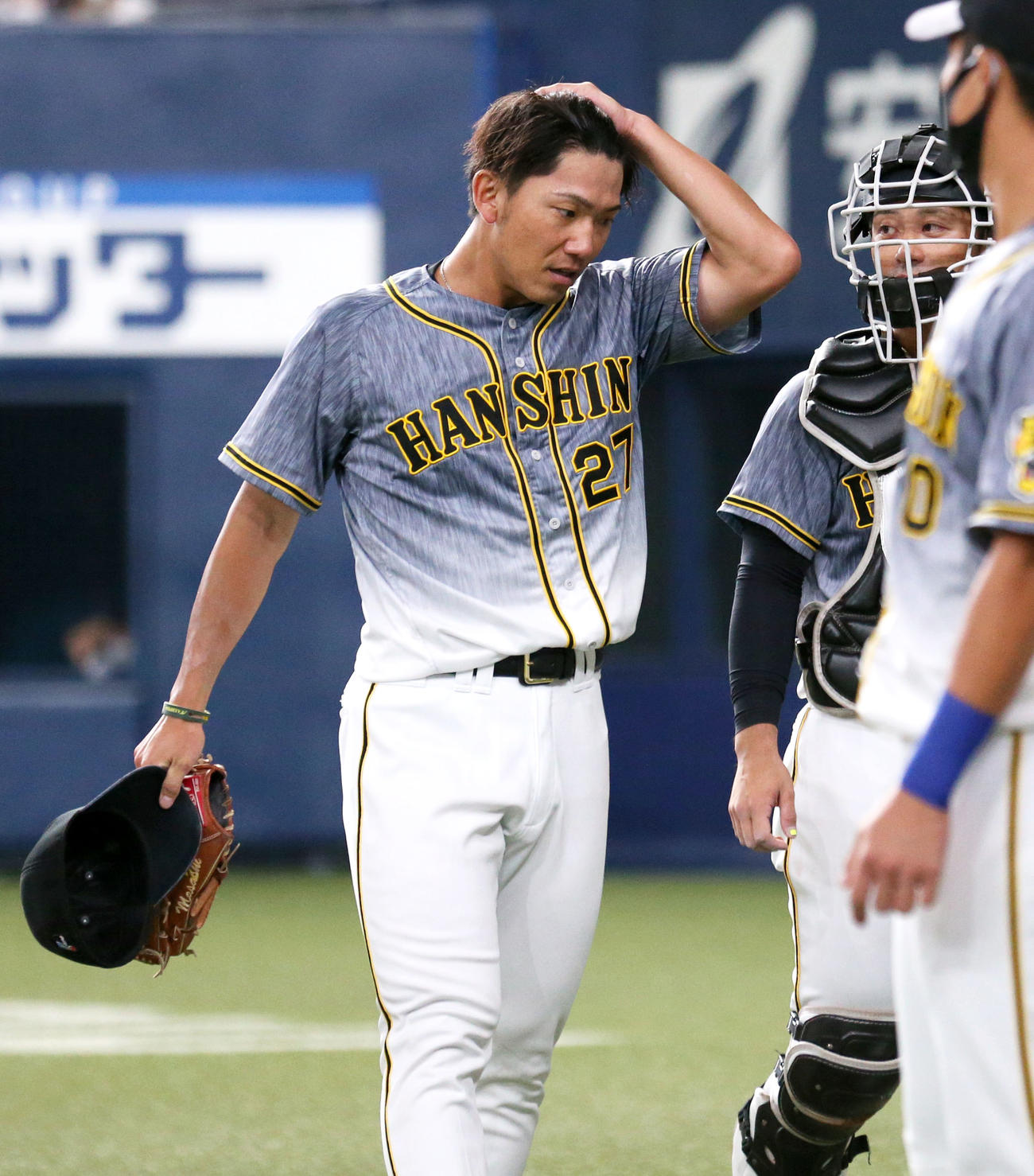 オリックス対阪神　初回を投げ終えベンチへ引き揚げる伊藤将（撮影・上山淳一）