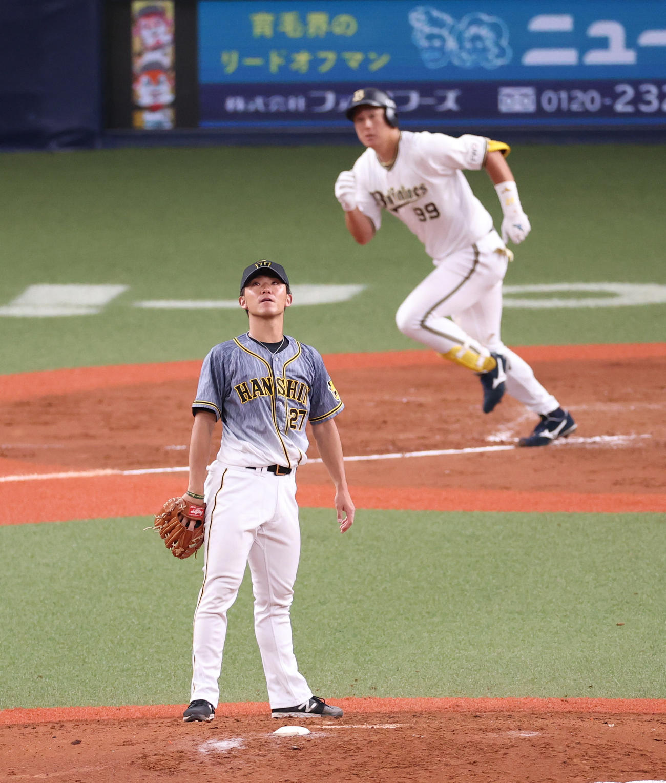 エキシビションマッチ　オリックス対阪神　4回裏オリックス無死、杉本に中越え本塁打を浴びる阪神伊藤将（撮影・清水貴仁）