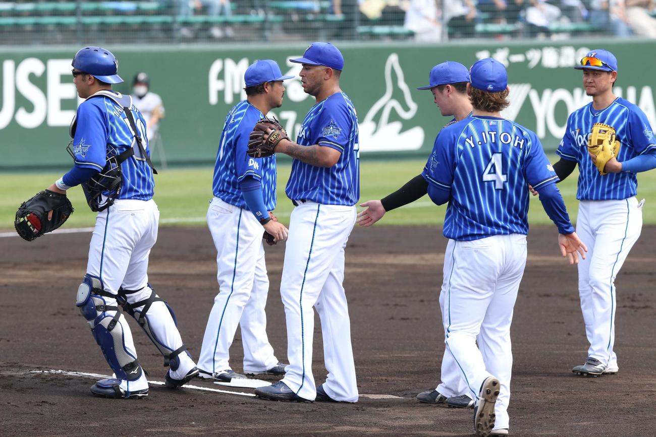 日本ハム対DeNA 1回裏に2失点し渋い表情のロメロ（中央）（撮影・黒川智章）