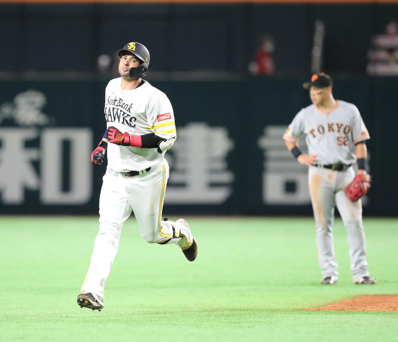 ソフトバンク対巨人　5回裏ソフトバンク1死、アルバレスは左越えに本塁打を放つ（撮影・梅根麻紀）