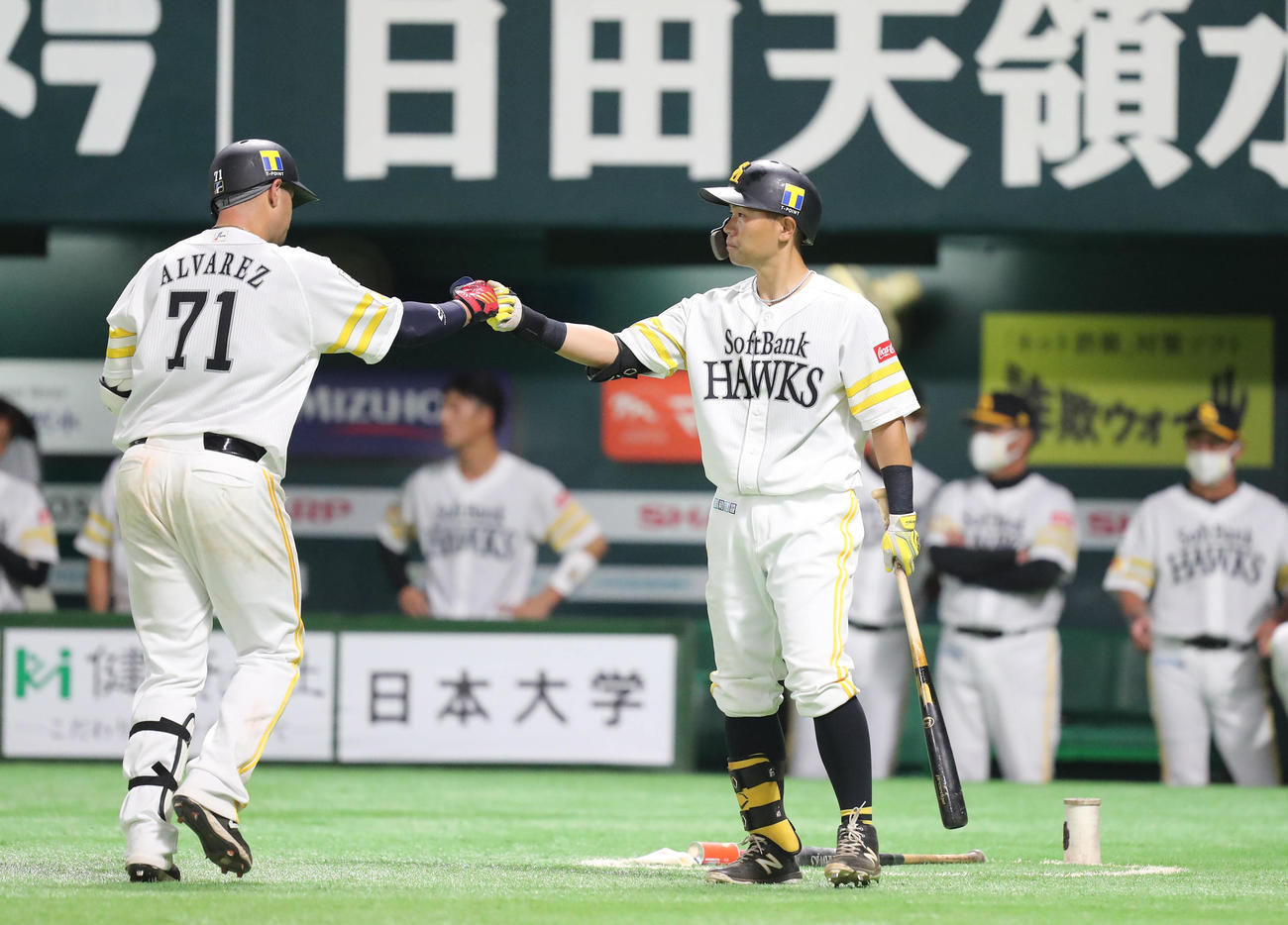 ソフトバンク対巨人　5回裏ソフトバンク1死、アルバレスは左越えに本塁打を放つ、中村晃とタッチ（撮影・梅根麻紀）