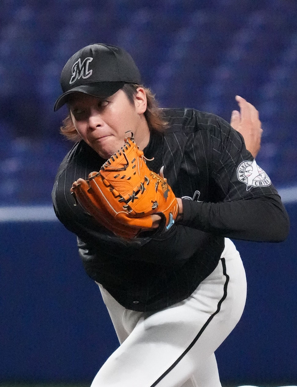 中日対ロッテ　1回裏、力投するロッテ先発の二木（撮影・森本幸一）