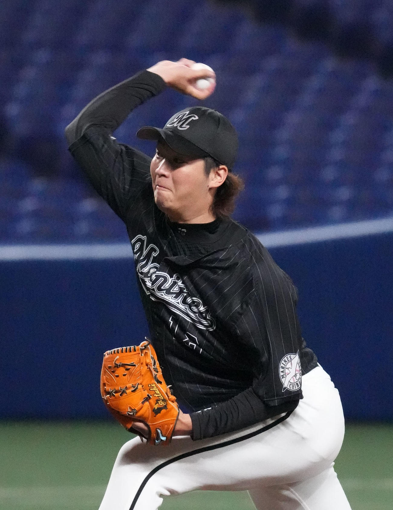 エキシビションマッチ中日対ロッテ　1回裏、登板するロッテ先発の二木（撮影・森本幸一）