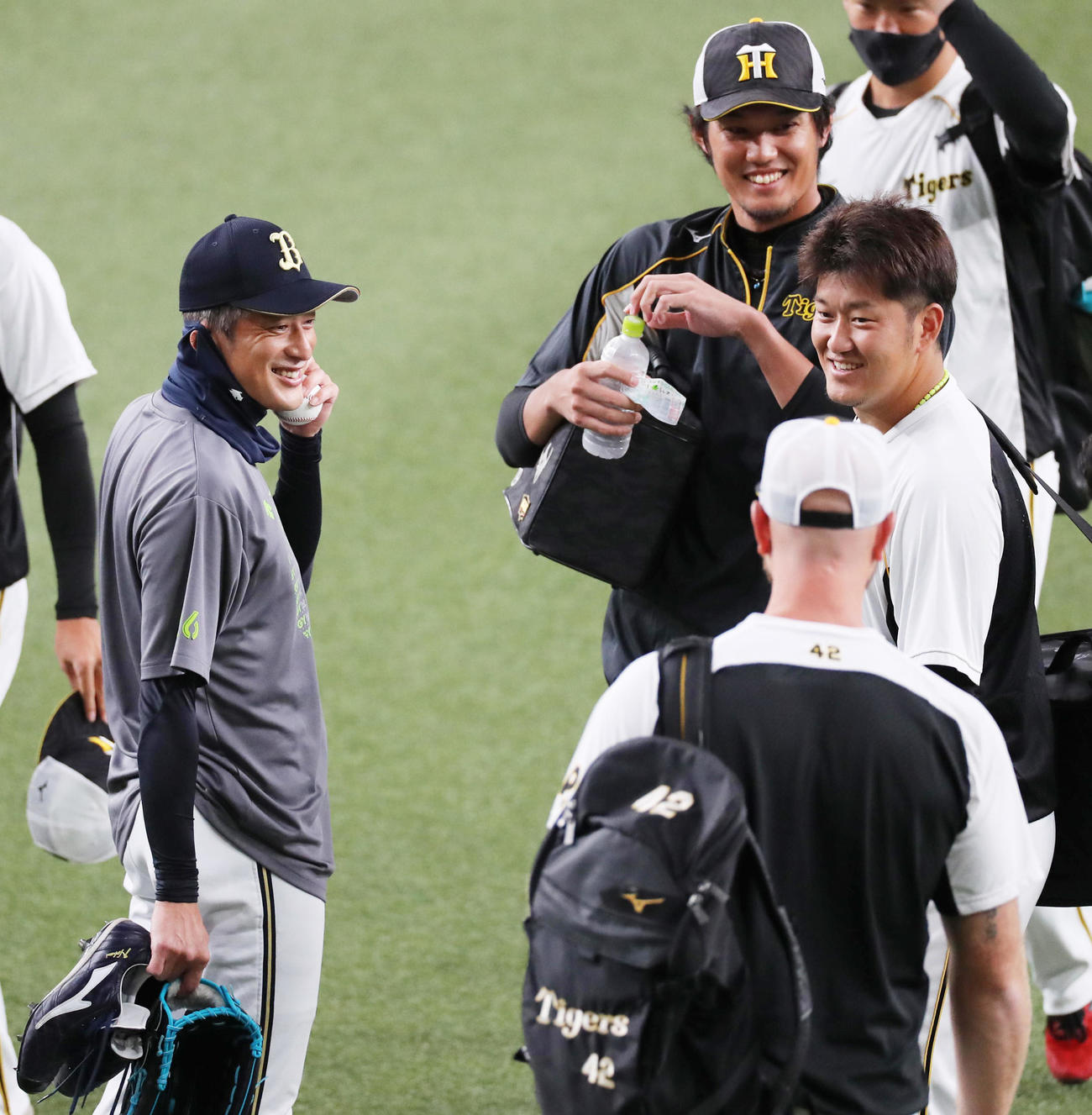 エキシビションマッチ　オリックス対阪神　阪神岩貞（右中央）、藤浪（右奥）らからあいさつを受けるオリックス能見（撮影・清水貴仁）