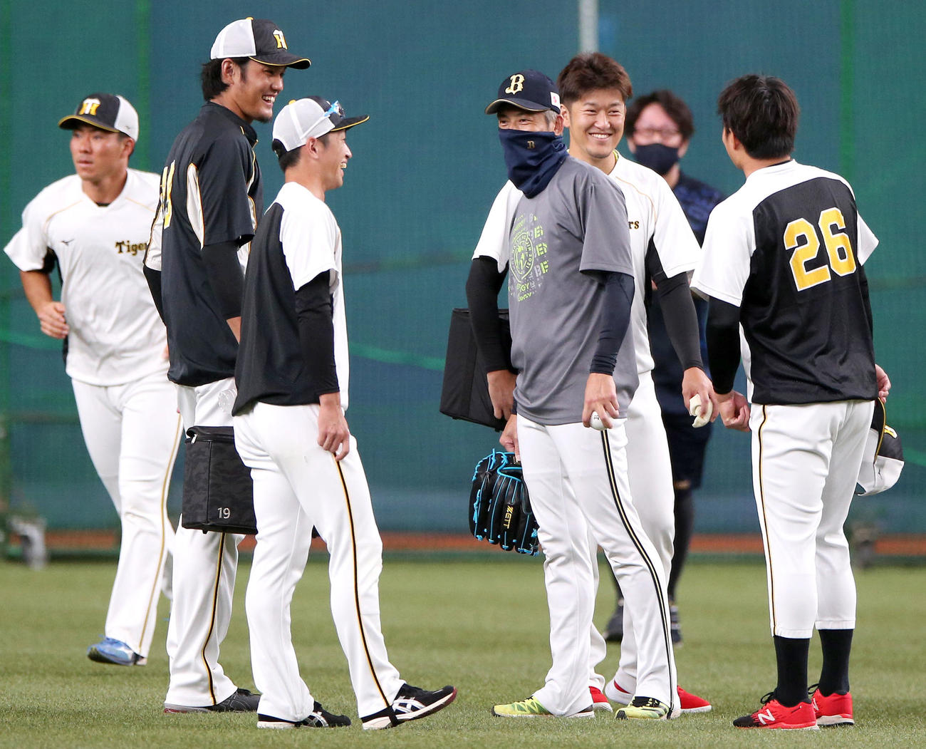 オリックス対阪神　試合前、オリックス能見（左から4人目）と笑顔で話す阪神の選手ら（撮影・上山淳一）