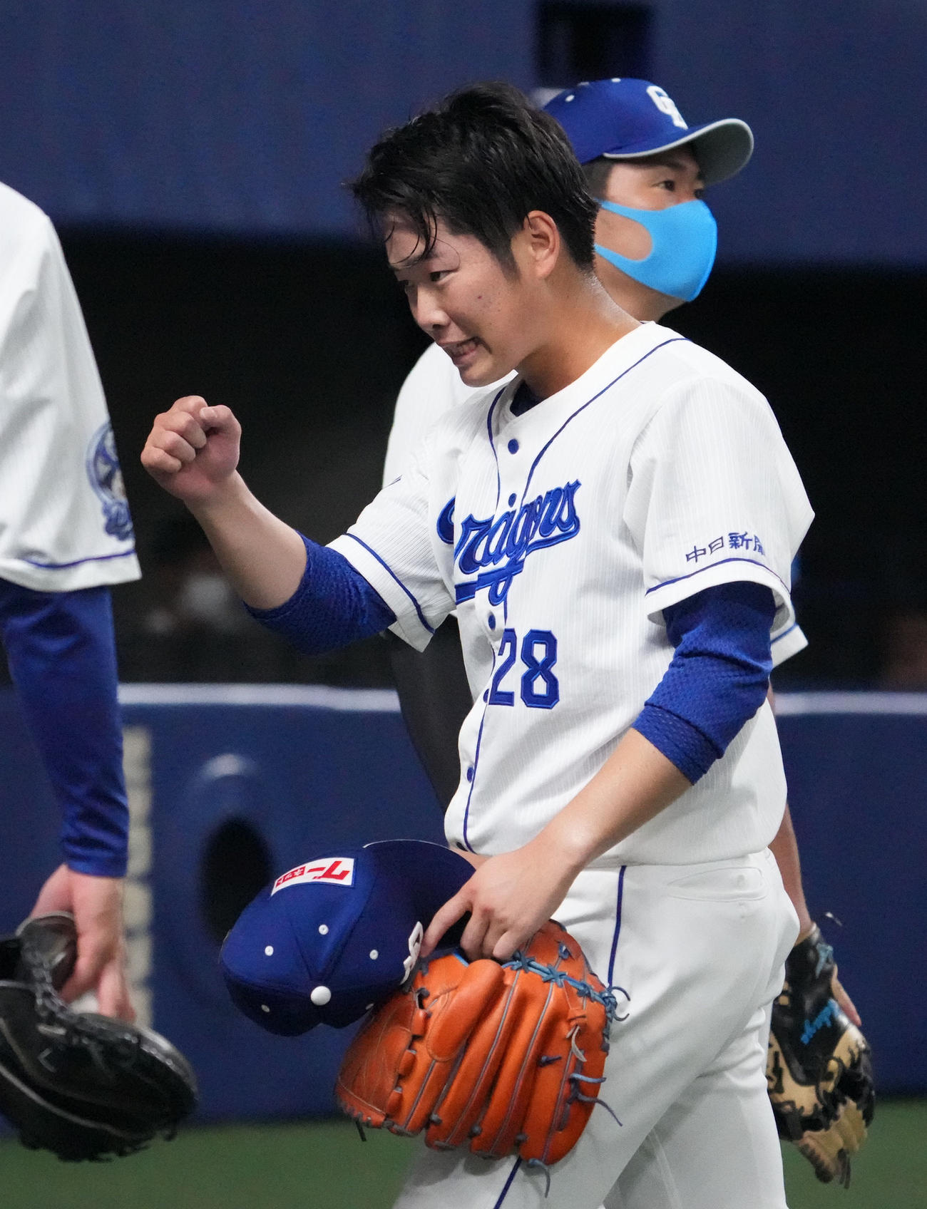 中日対ロッテ　7回表を抑え、気合のこもった表情でベンチへ戻る森（撮影・森本幸一）