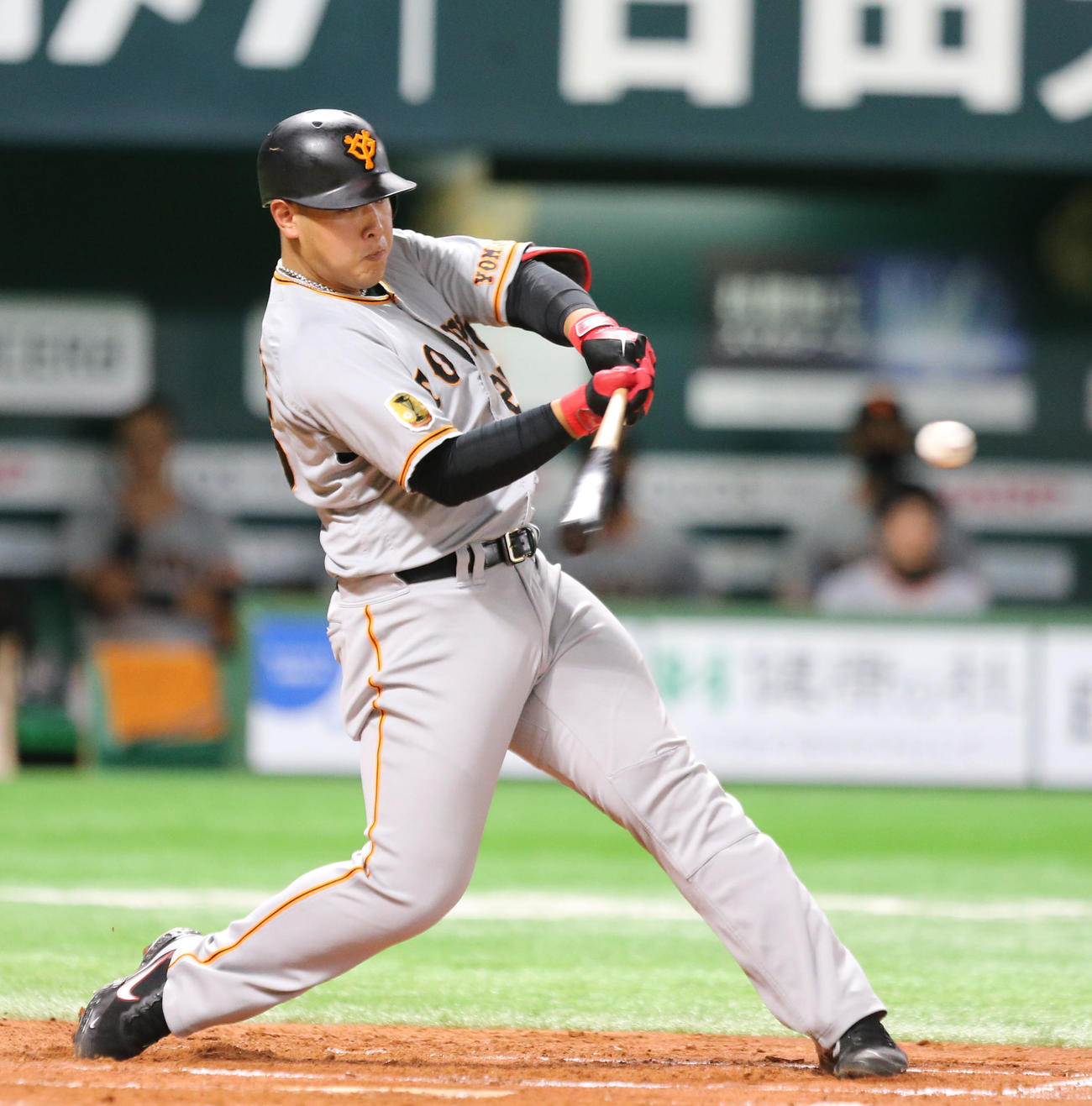 3回表巨人2死一塁、岡本和は左越えの2点本塁打を放つ（撮影・屋方直哉）