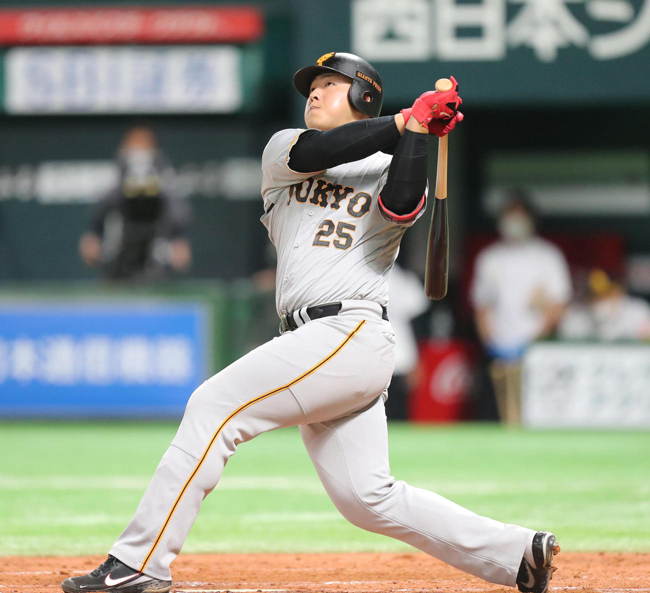 ソフトバンク対巨人　3回表巨人2死二塁、岡本和は左越え2点本塁打を放つ（撮影・梅根麻紀）
