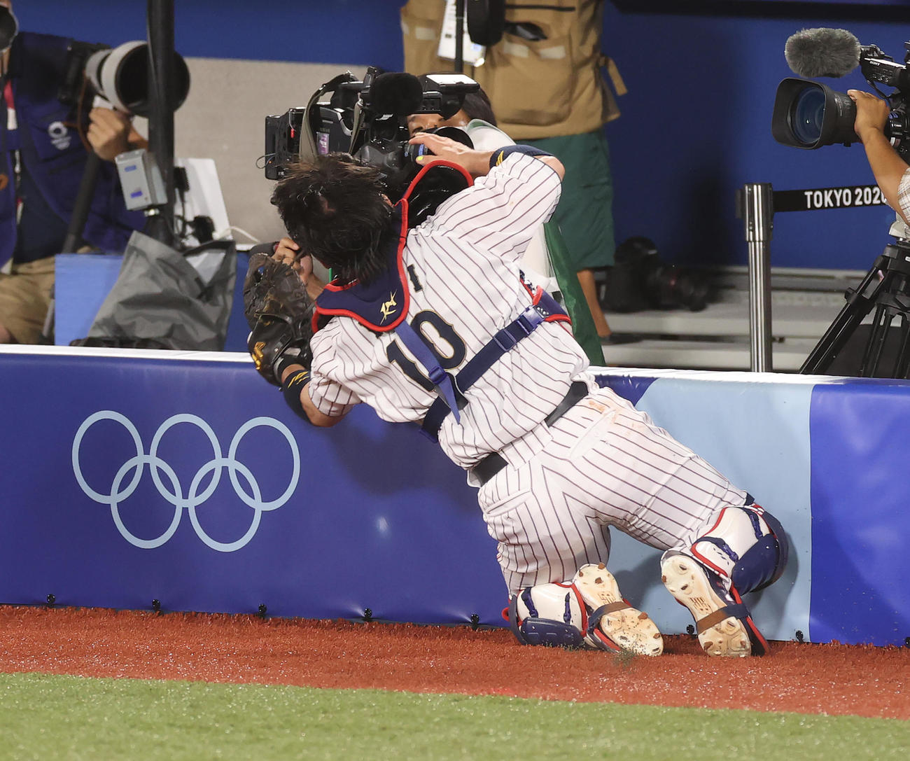 日本対韓国　4回表、フェンスに激突しながら邪飛を捕球する甲斐（撮影・河野匠）