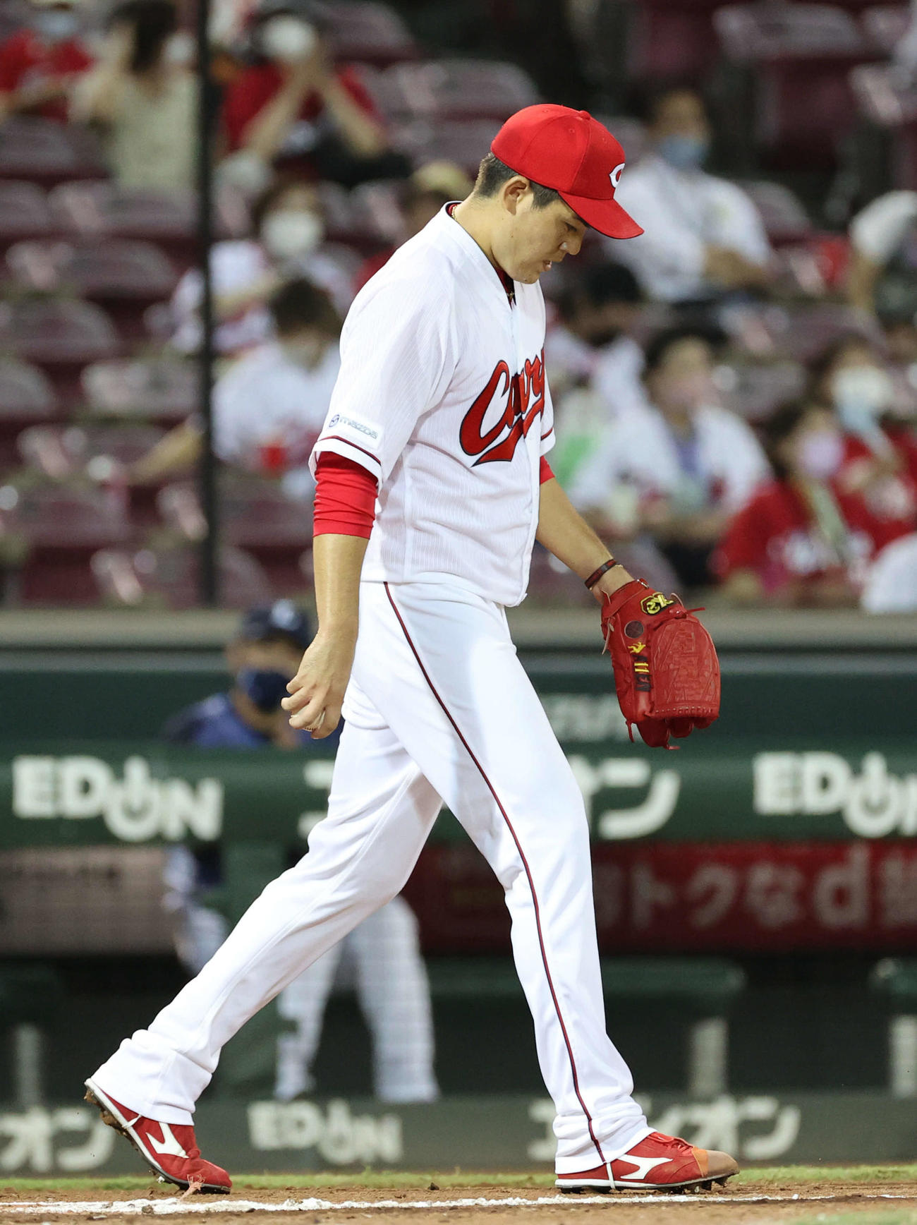 広島対西武　5回表西武2死満塁、栗山に勝ち越しの左2点適時二塁打を打たれた九里（撮影・加藤孝規）
