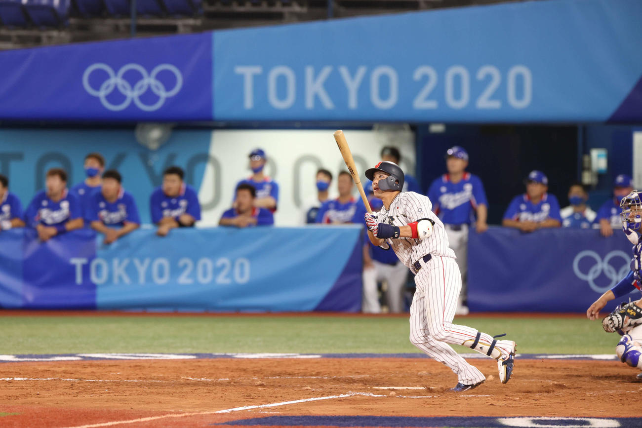 日本対韓国　8回裏日本2死満塁、勝ち越しの左越え3点適時二塁打を放つ山田（撮影・河野匠）