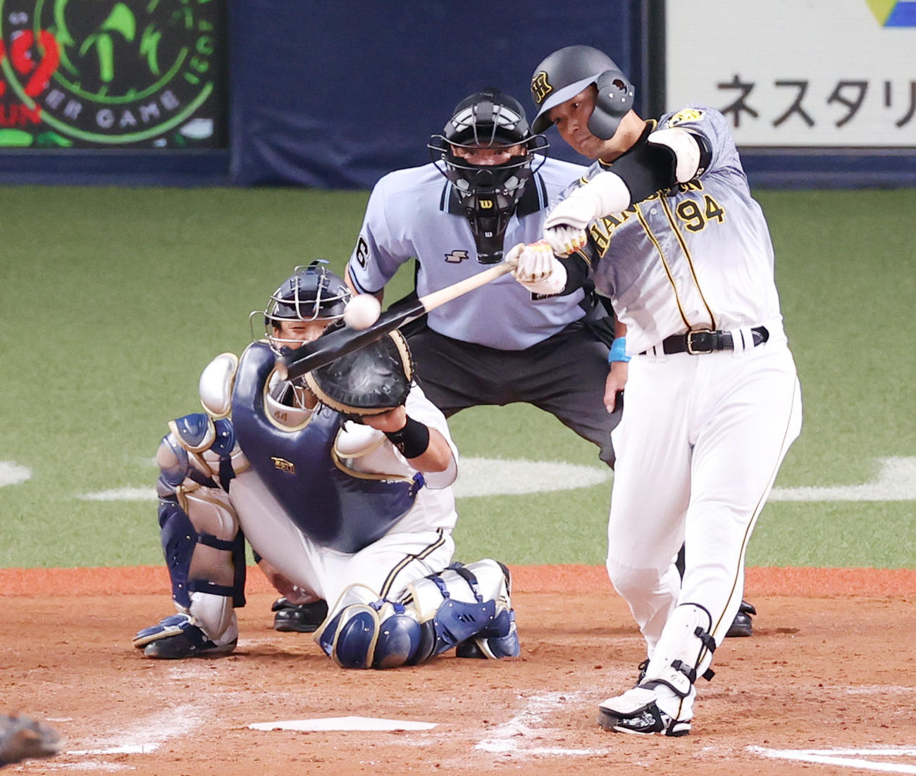 オリックス対阪神　7回表阪神無死一、二塁、左越えの逆転3点本塁打を放つ原口（撮影・清水貴仁）