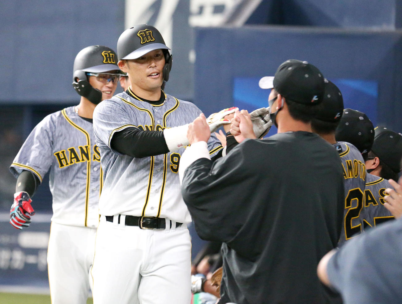 オリックス対阪神　7回表阪神1死一、二塁、代打原口（手前左）は左越え3点本塁打を放ちベンチのナインらから出迎えを受ける（撮影・上山淳一）