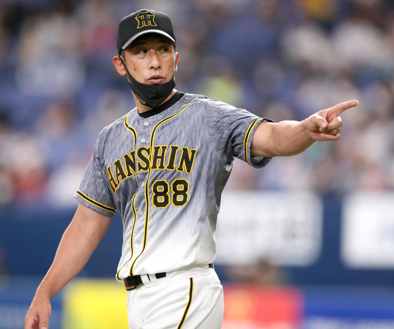 オリックス対阪神　5回表阪神2死一塁、二盗アウト後の交錯で負傷の中野の交代をベンチへ告げる矢野監督（撮影・上山淳一）