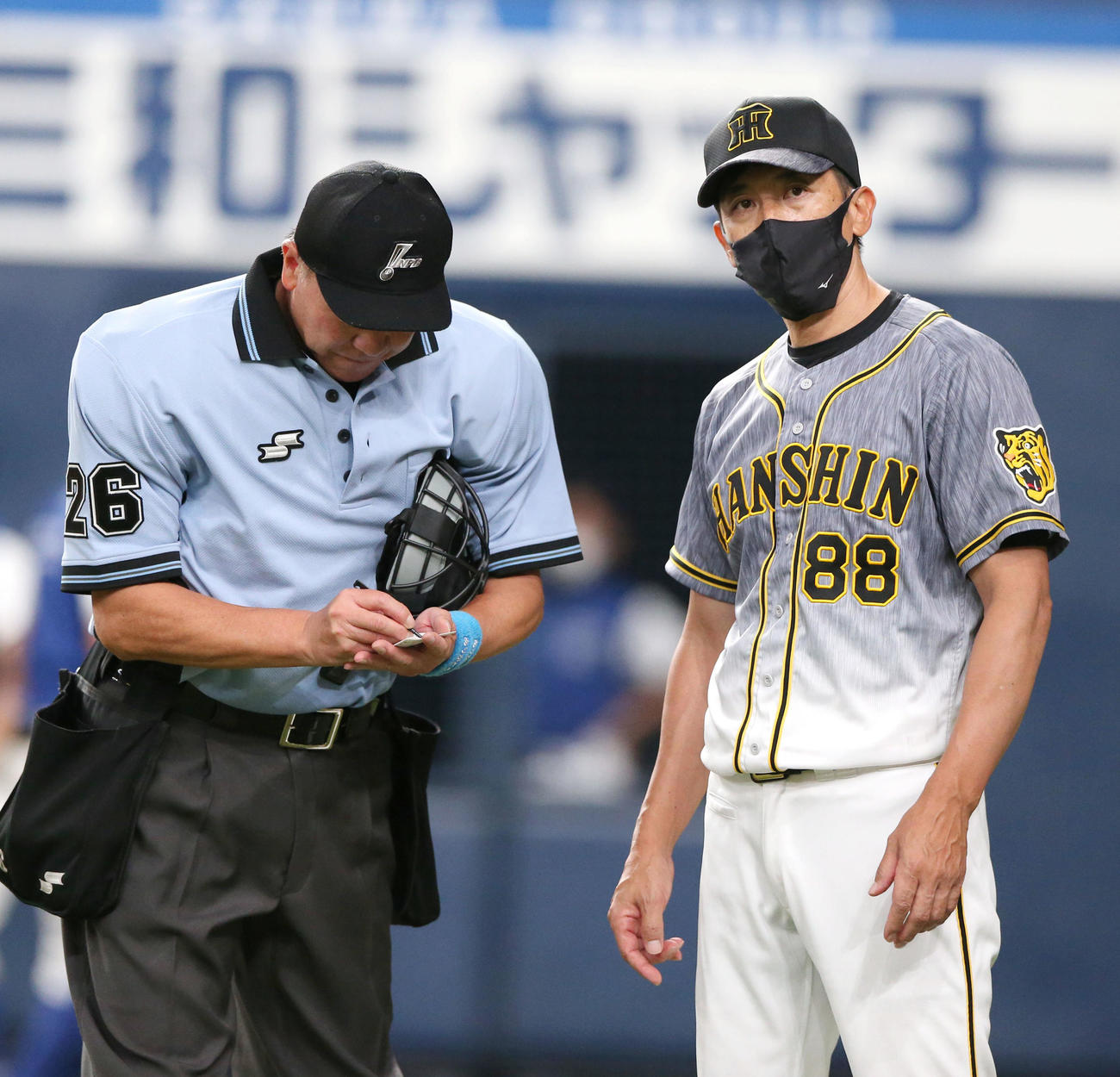 オリックス対阪神　7回攻撃終了後、阪神矢野監督（右）は主審に選手交代を告げる（撮影・上山淳一）