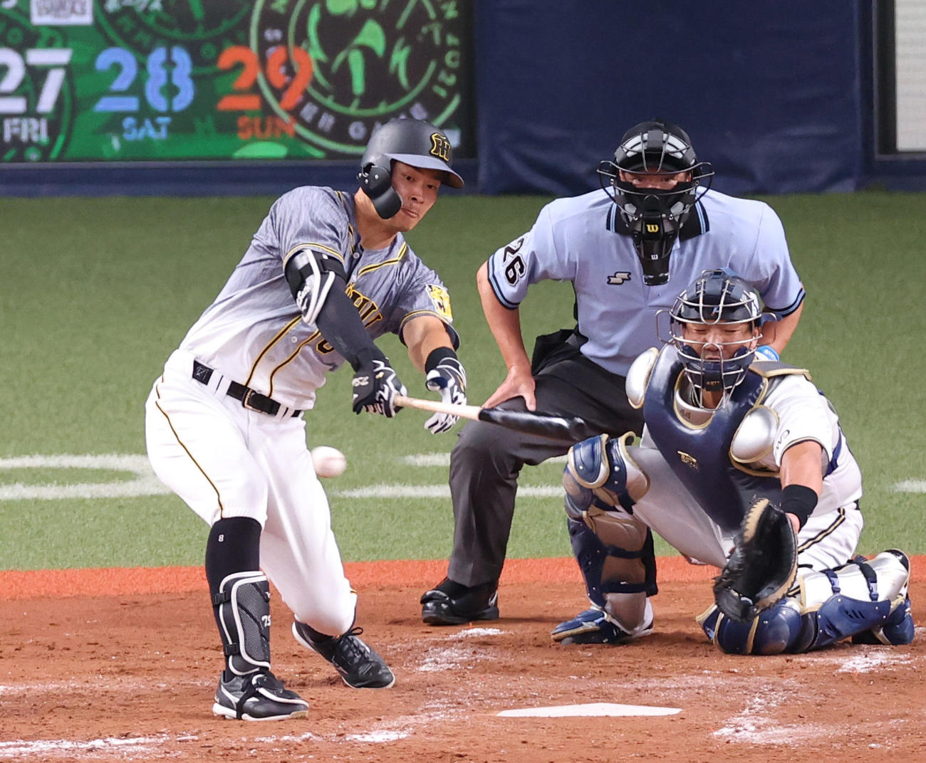 オリックス対阪神　4回表阪神1死一塁、右前打を放つ佐藤輝（撮影・清水貴仁）