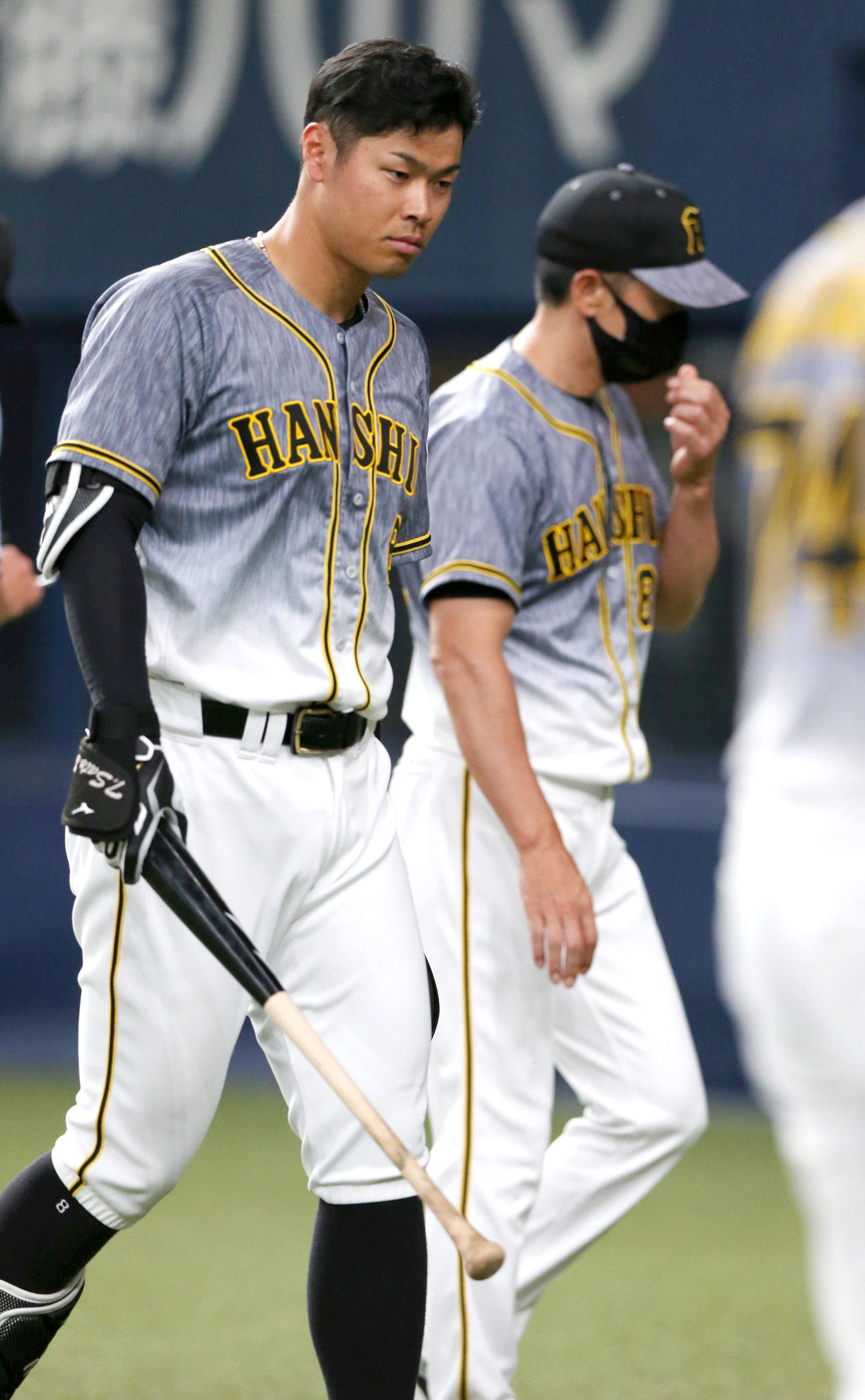 オリックス対阪神　6回表阪神2死一、二塁、佐藤輝は三振に終わりベンチへ引き揚げる。右は矢野監督（撮影・上山淳一）