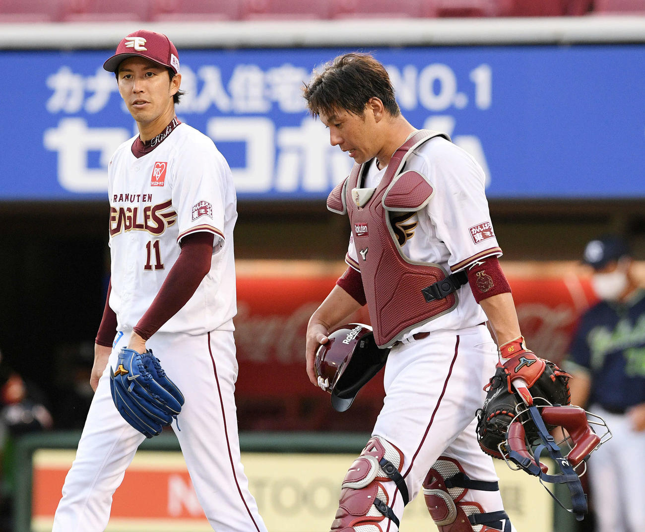 楽天対ヤクルト　6回裏、ピンチに楽天炭谷（右）と話す岸（撮影・滝沢徹郎）