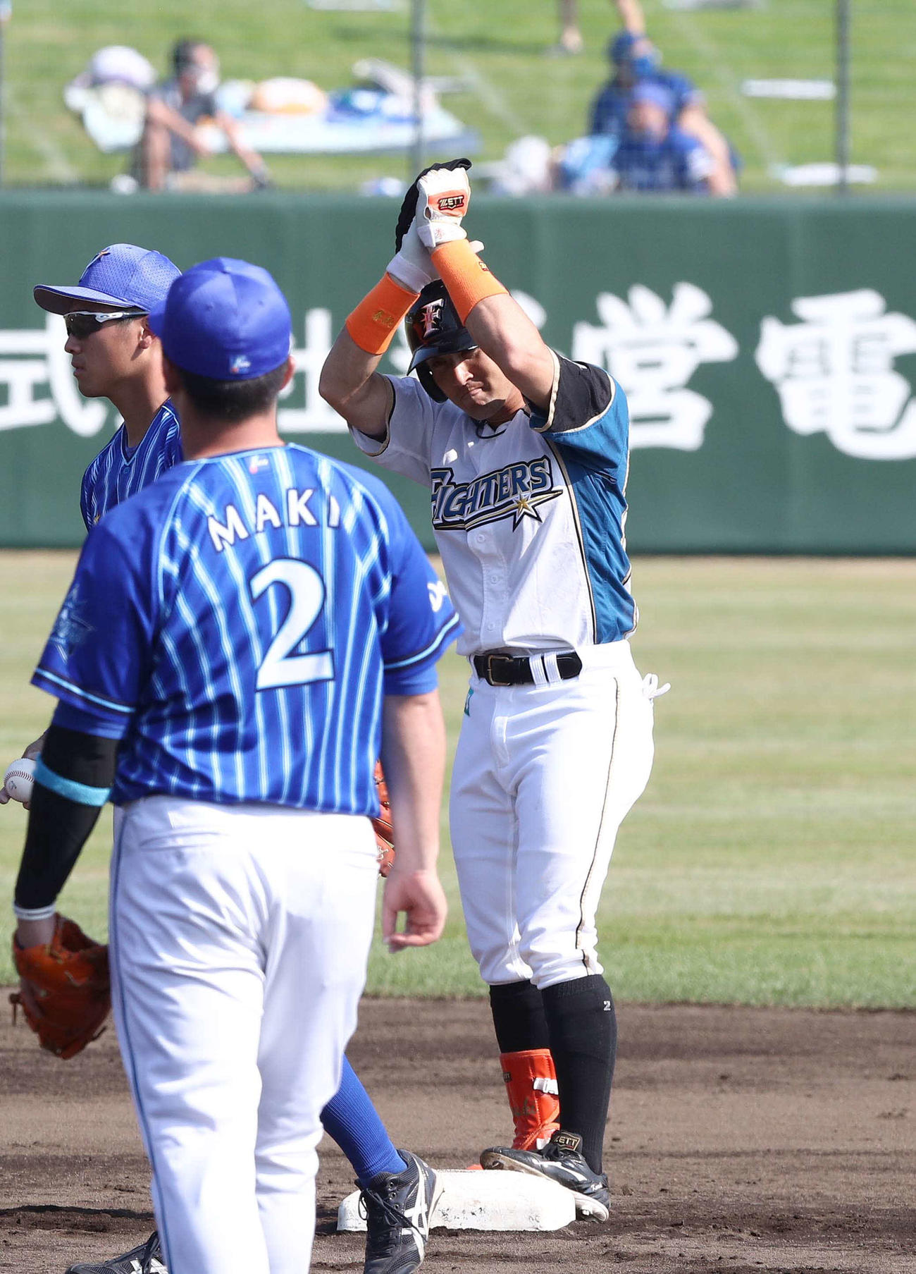 日本ハム対DeNA 6回裏日本ハム1死二塁、右越え適時二塁打を放つ杉谷（撮影・黒川智章）