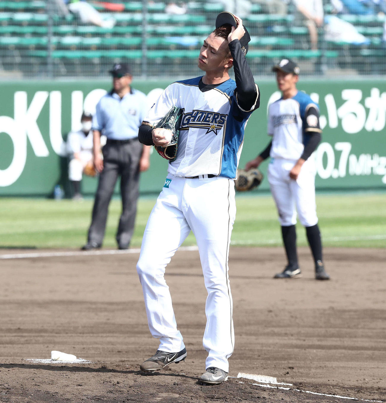 日本ハム対DeNA 5回に失点し渋い表情の上沢（撮影・黒川智章）