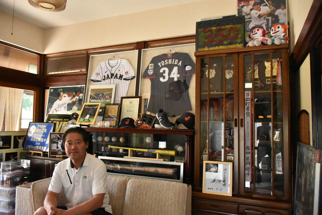 侍JAPANで主軸を担うオリックス吉田正尚外野手（28）の福井県内にある実家のリビングに座る父の正宏さん（撮影＝真柴健）