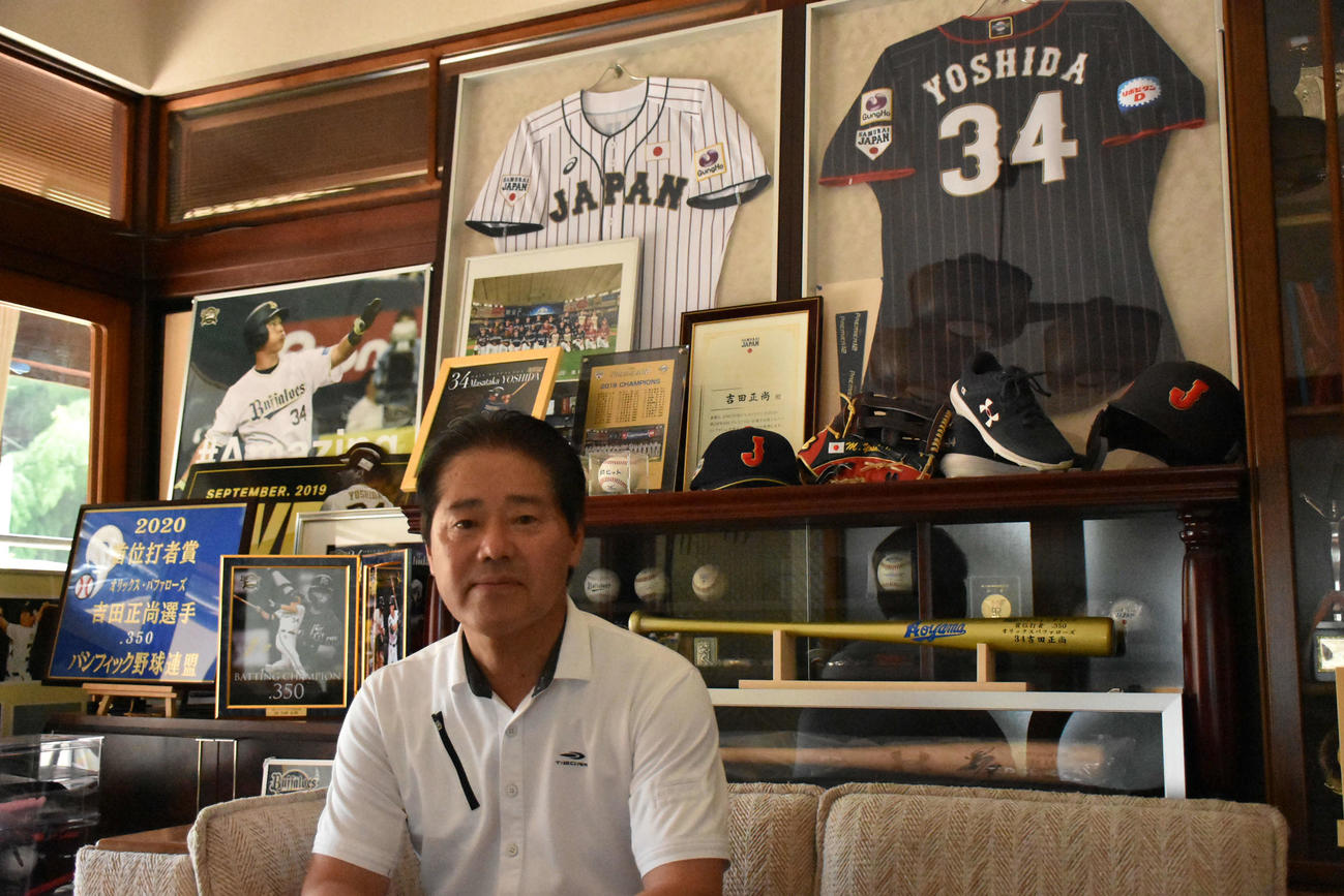 侍JAPANで主軸を担うオリックス吉田正の福井県内にある実家のリビングに座る父正宏氏（撮影・真柴健）