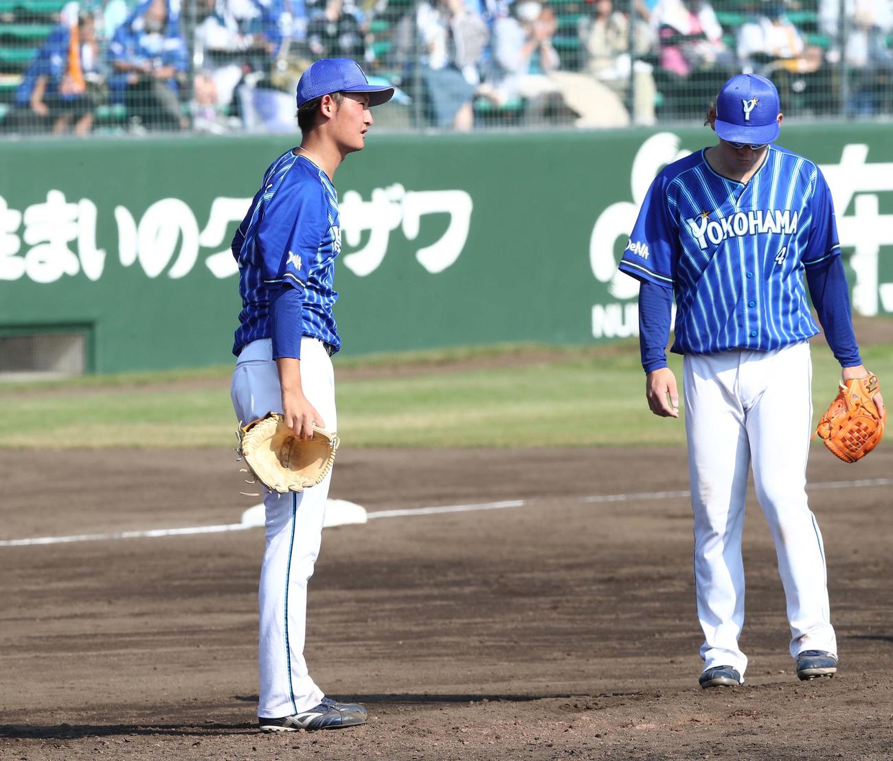 日本ハム対DeNA 6回途中で降板する阪口（左）（撮影・黒川智章）