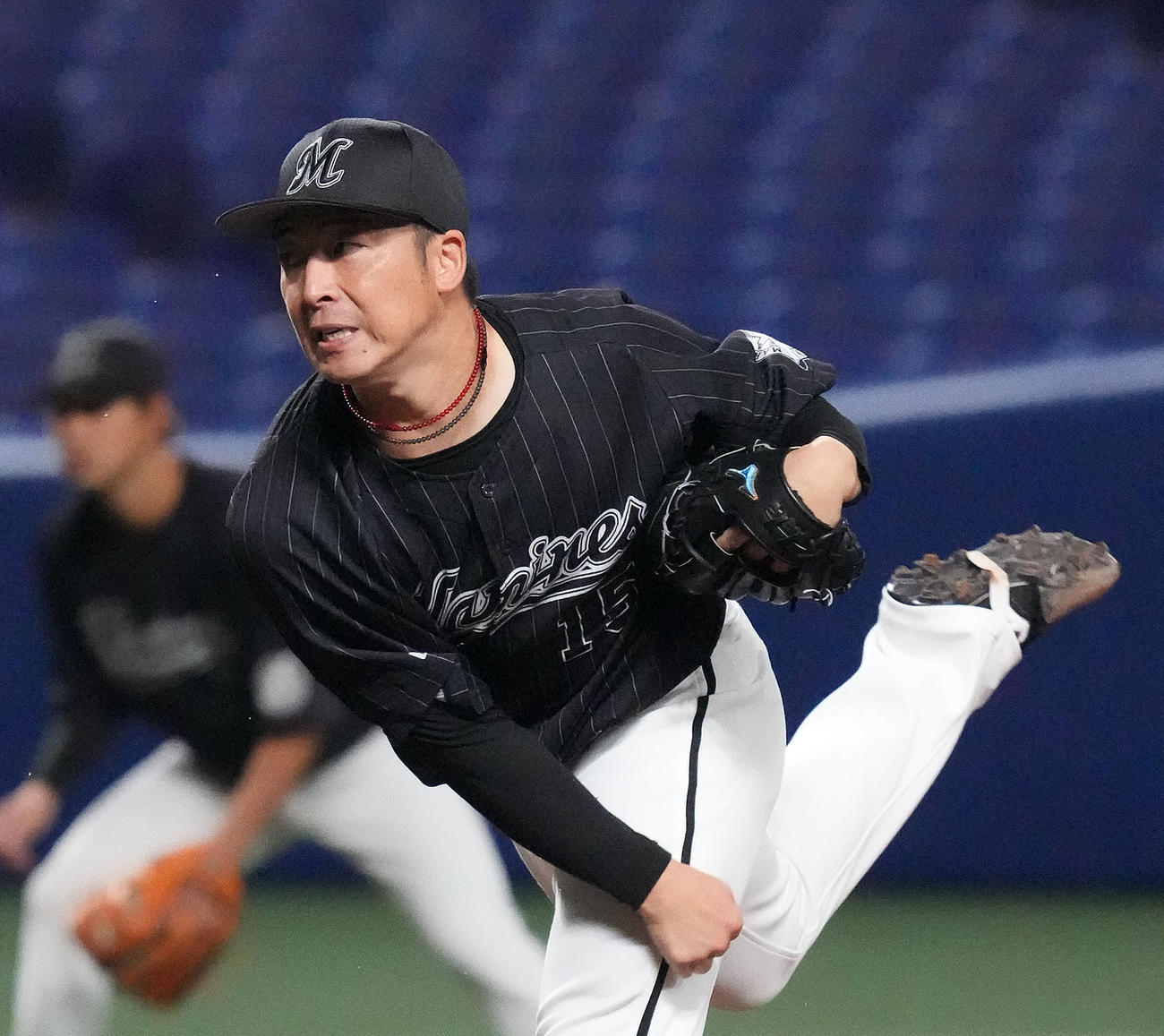 エキシビジョンマッチ中日対ロッテ　5回表、力投するロッテ先発の美馬（撮影・森本幸一）