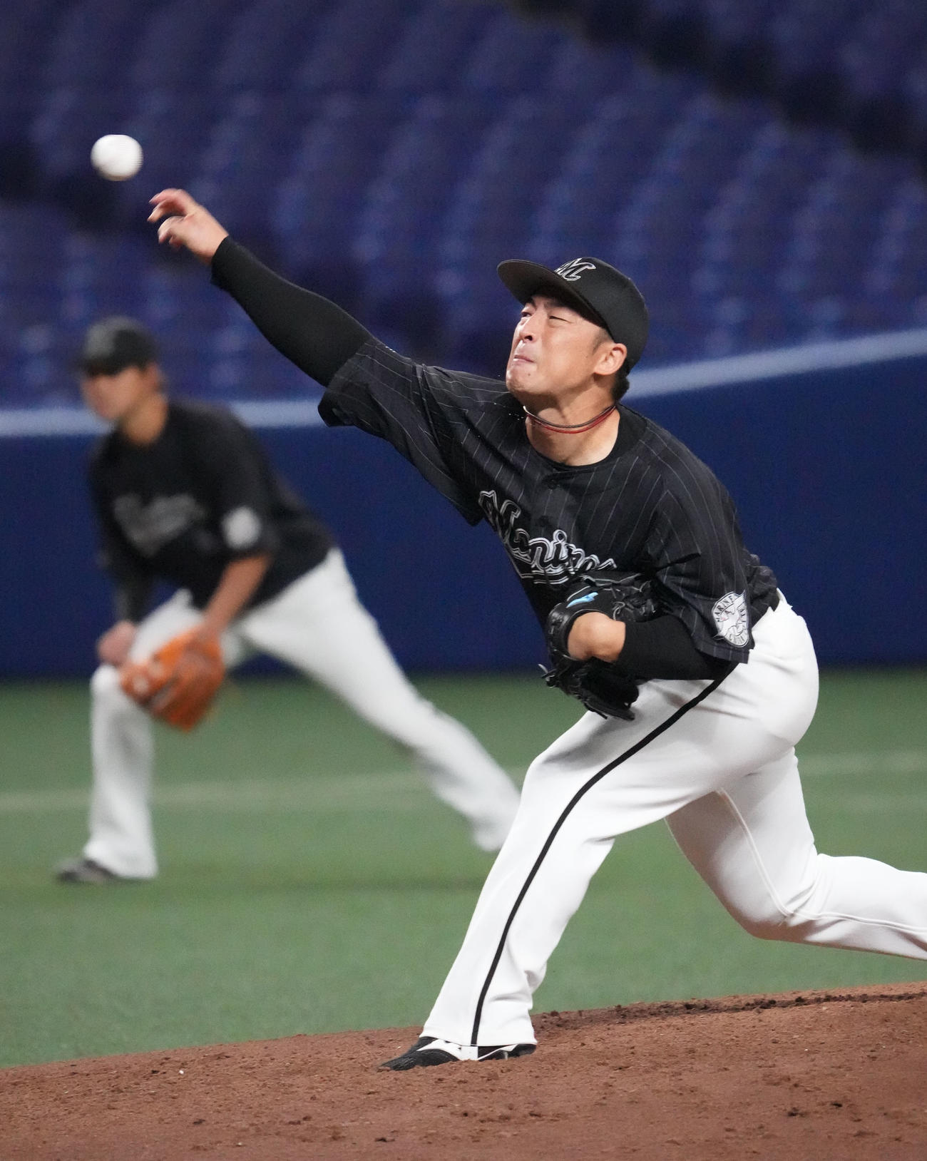 エキシビジョンマッチ中日対ロッテ　5回表、力投するロッテ先発の美馬（撮影・森本幸一）