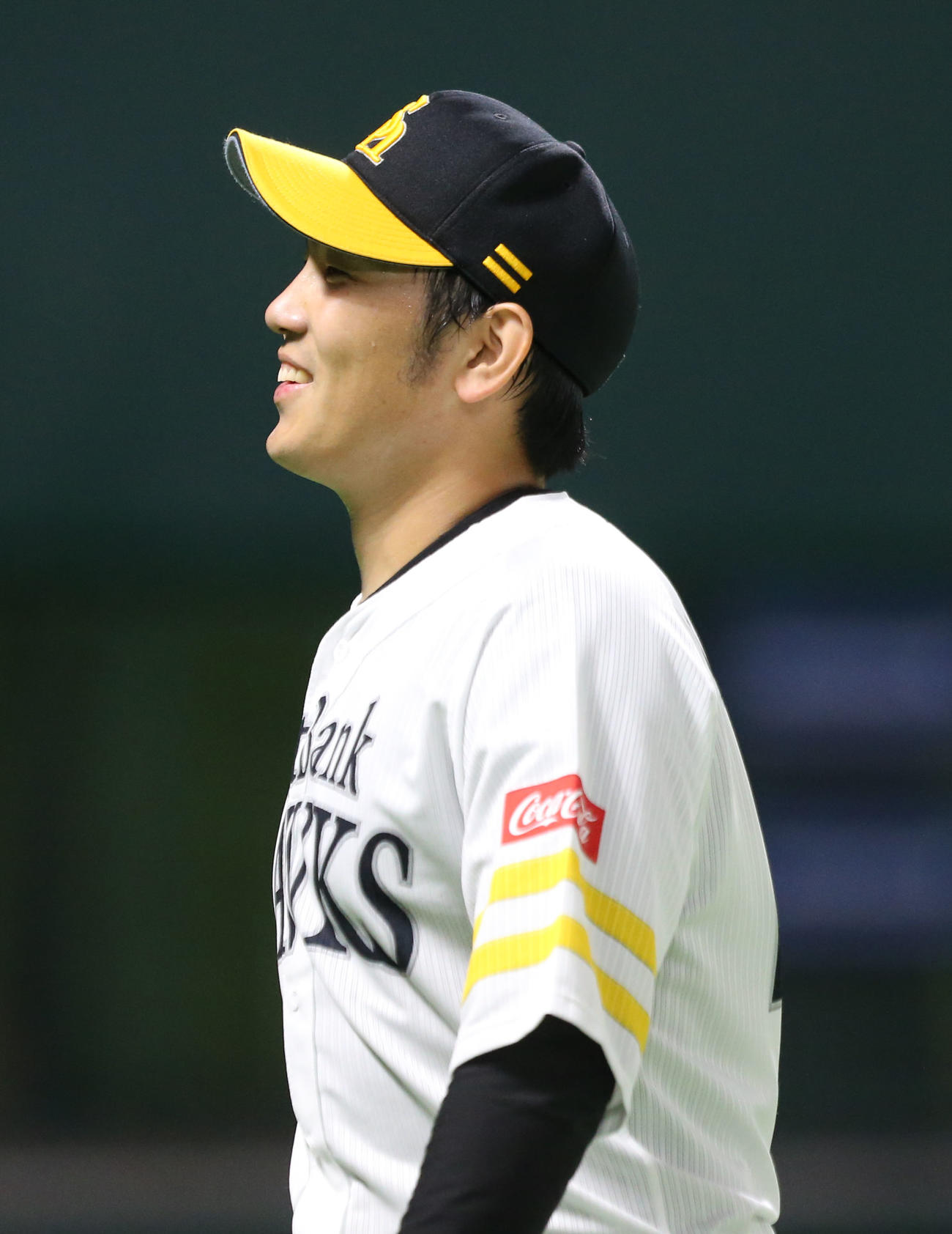 ソフトバンク対巨人　4回表を投げ終え笑顔を見せる石川（撮影・屋方直哉）