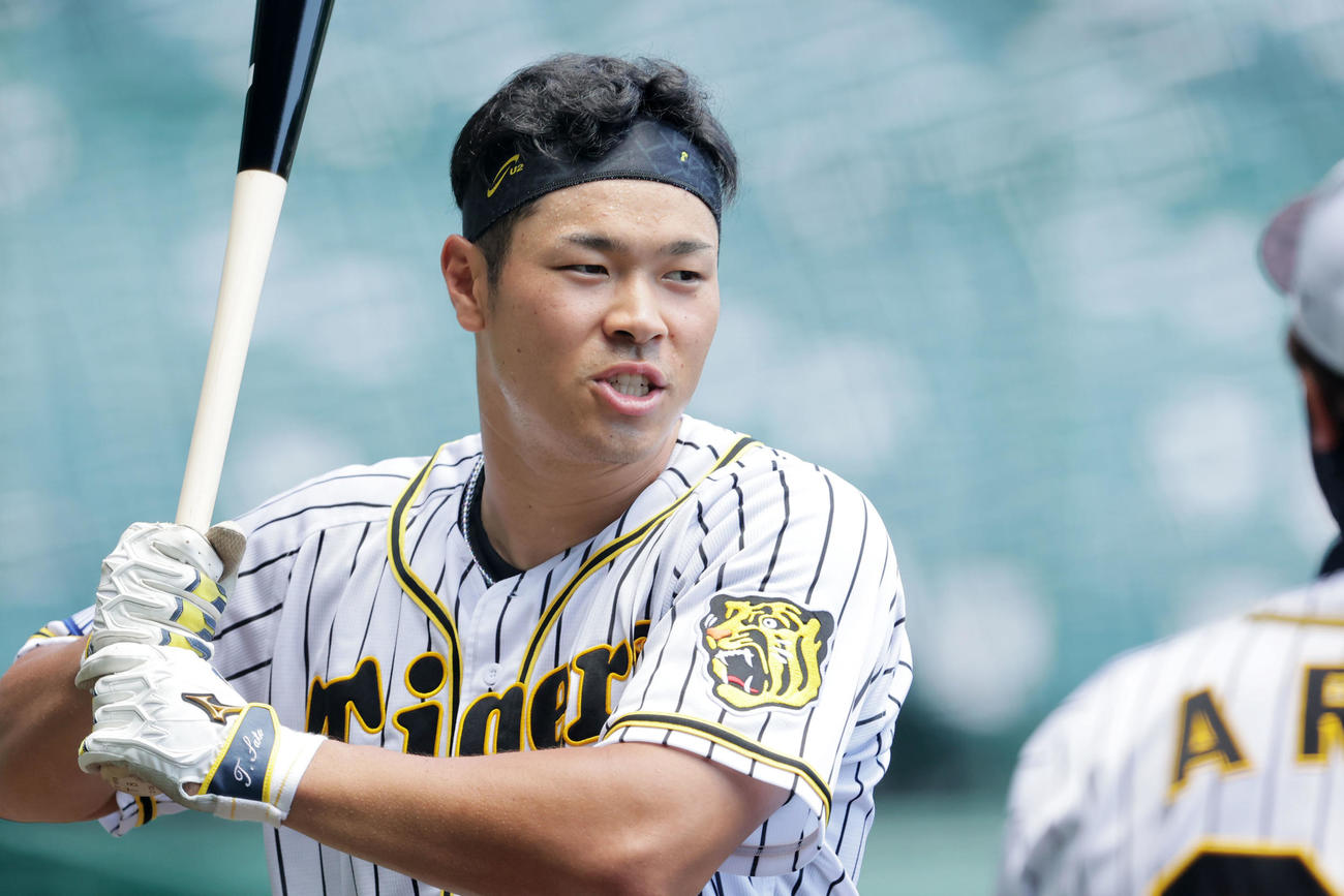ティー打撃を行う佐藤輝明は右打ちのマネをする（撮影・加藤哉）2021年8月5日