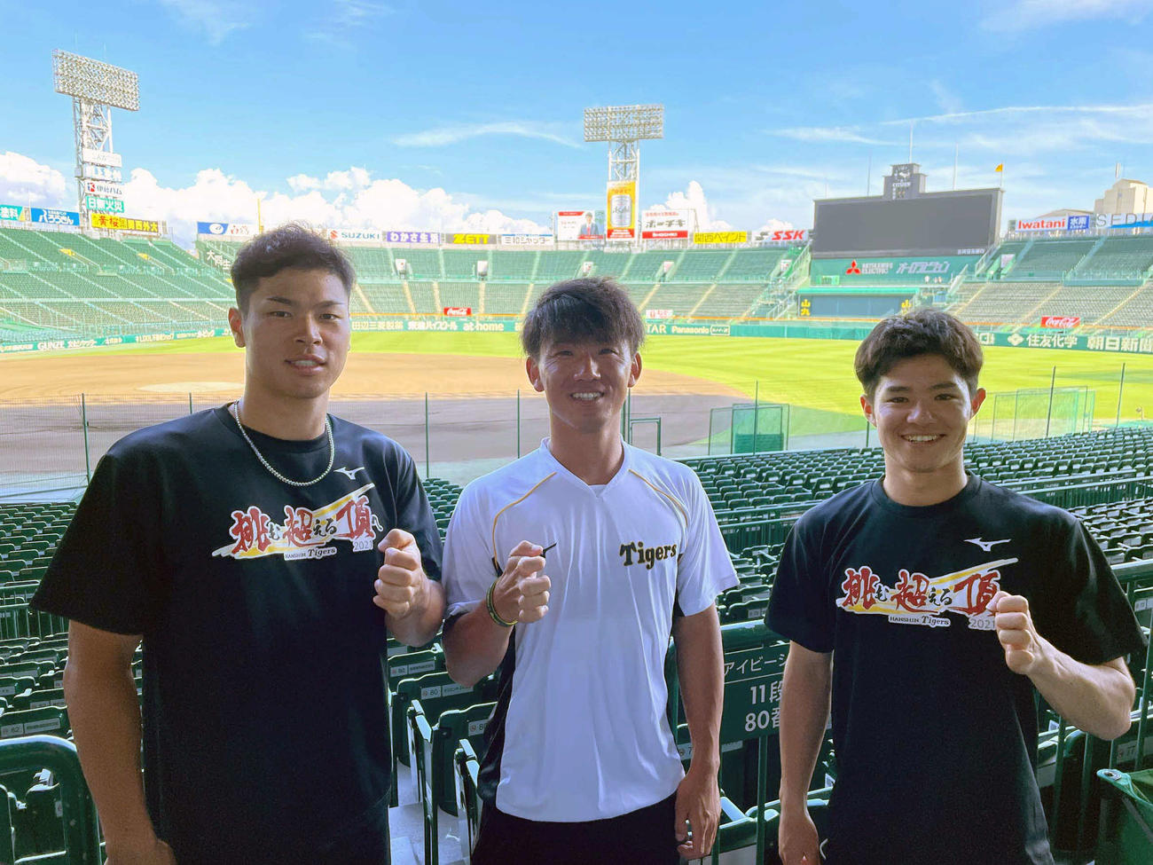 YouTubeと虎テレで公開されるオフィシャルインタビューに登場する、左から佐藤輝、伊藤将、中野（球団提供）