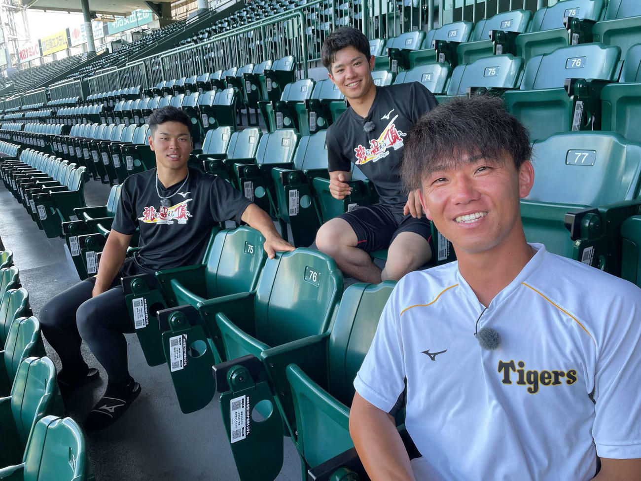 YouTubeと虎テレで公開されるオフィシャルインタビューに登場する、左から佐藤輝、中野、伊藤将（球団提供）