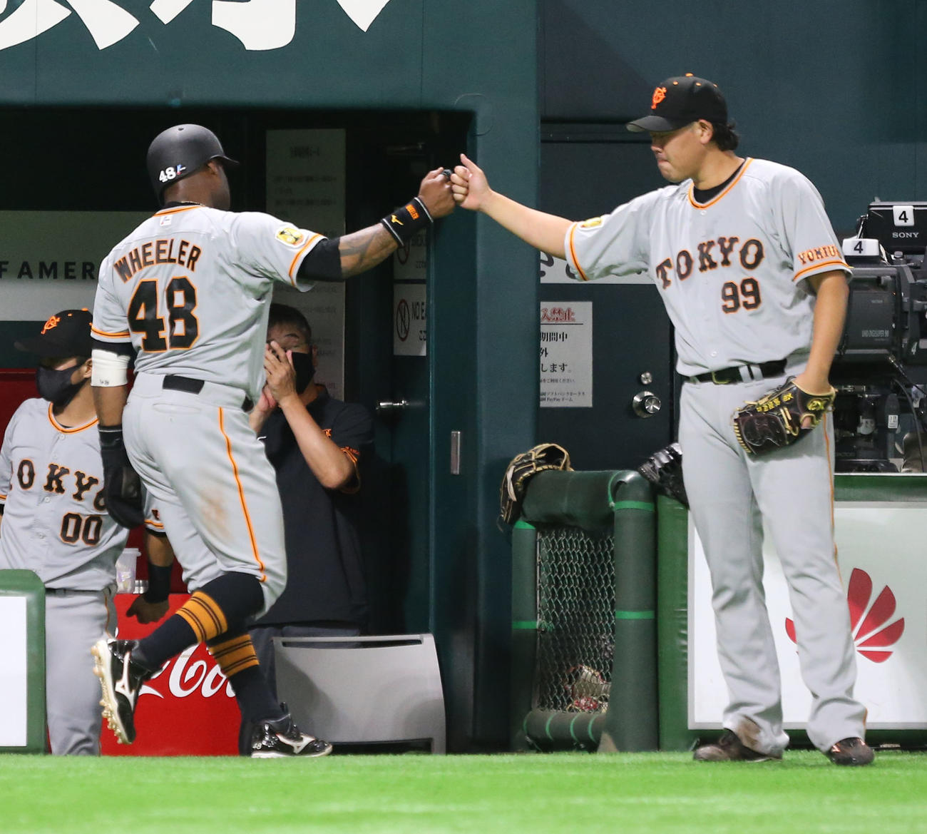 ソフトバンク対巨人　2回表巨人2死三塁、ウィーラーは周東の悪送球で生還し山口とグータッチをする（撮影・屋方直哉）