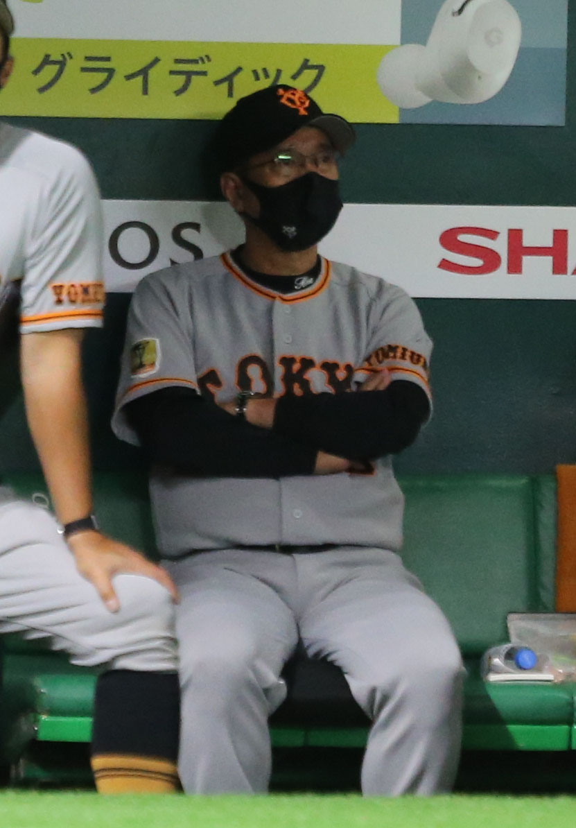 ソフトバンク対巨人　8回裏に試合を見つめる原監督（撮影・屋方直哉）