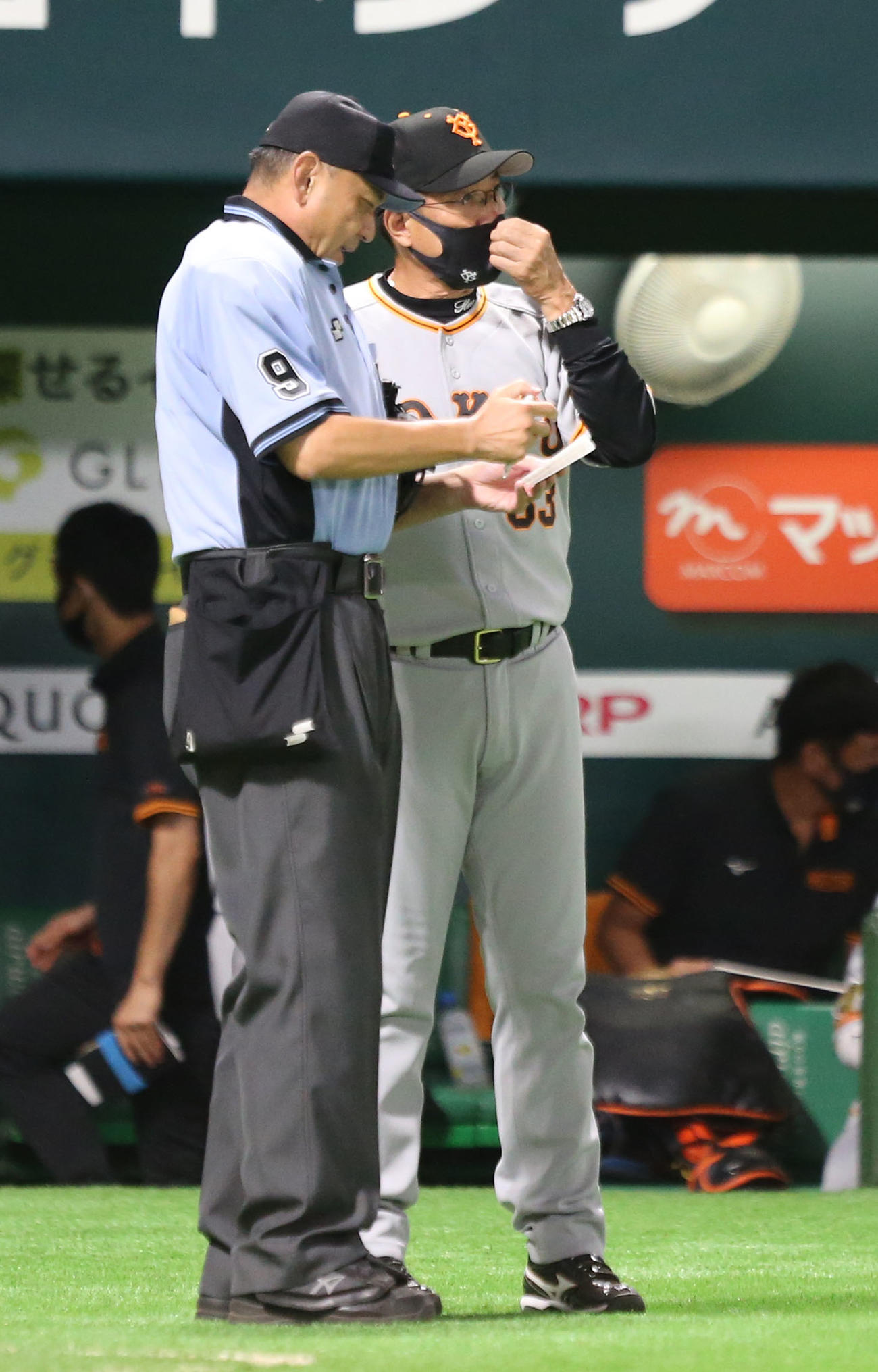 ソフトバンク対巨人　6回裏に交代を告げる原監督（撮影・屋方直哉）