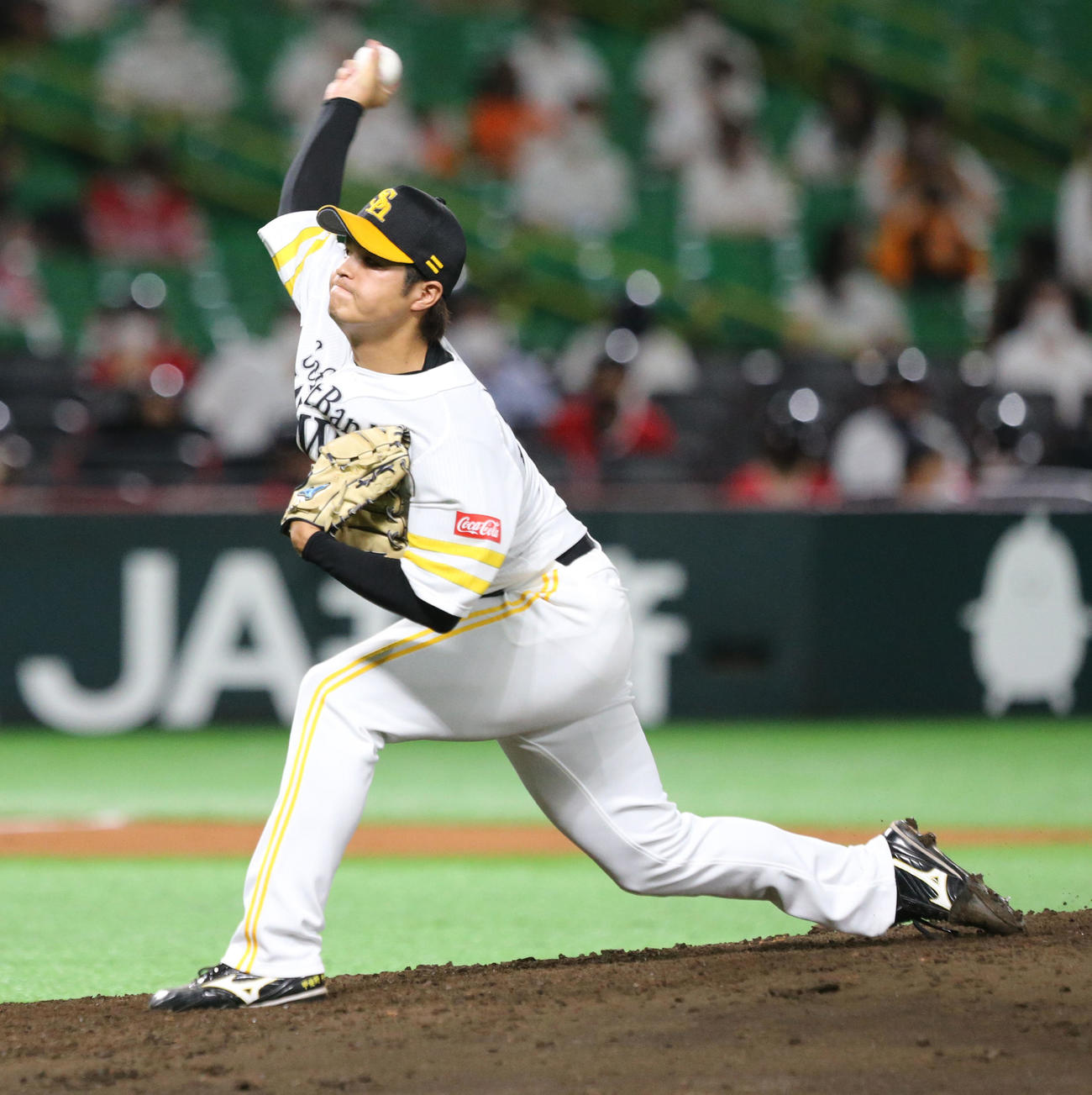 ソフトバンク対巨人　4番手で登板した甲斐野（撮影・屋方直哉）