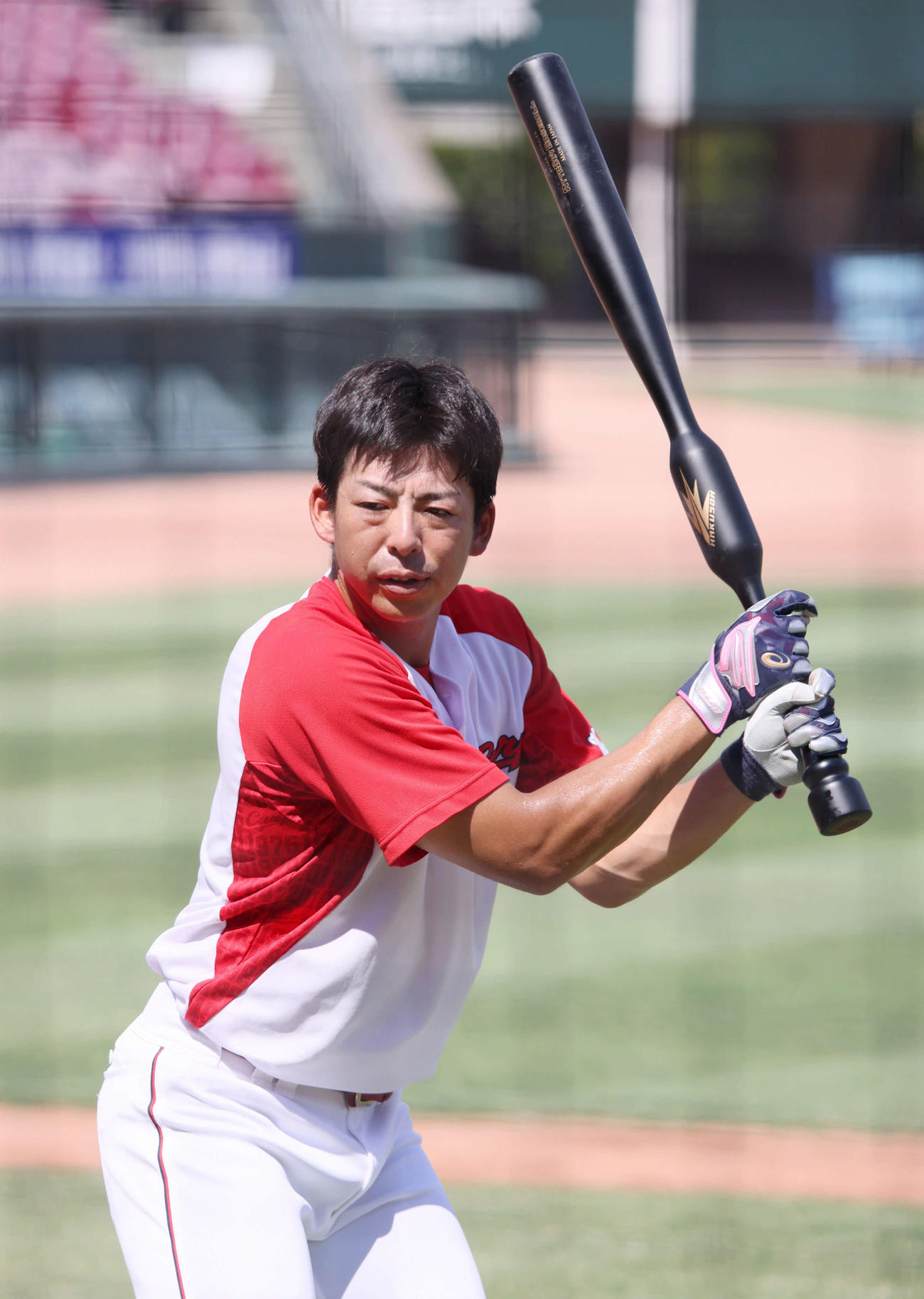 広島練習　バットの途中が膨らんでいるバレルバットで練習をする野間（撮影・加藤孝規）