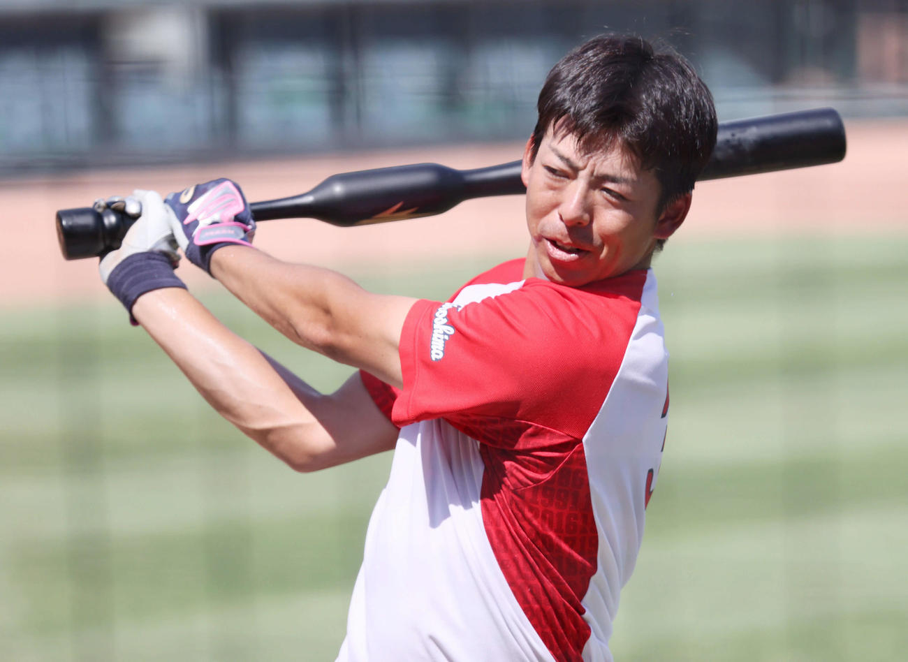 バットの途中が膨らんでいるバレルバットで練習をする野間（撮影・加藤孝規）