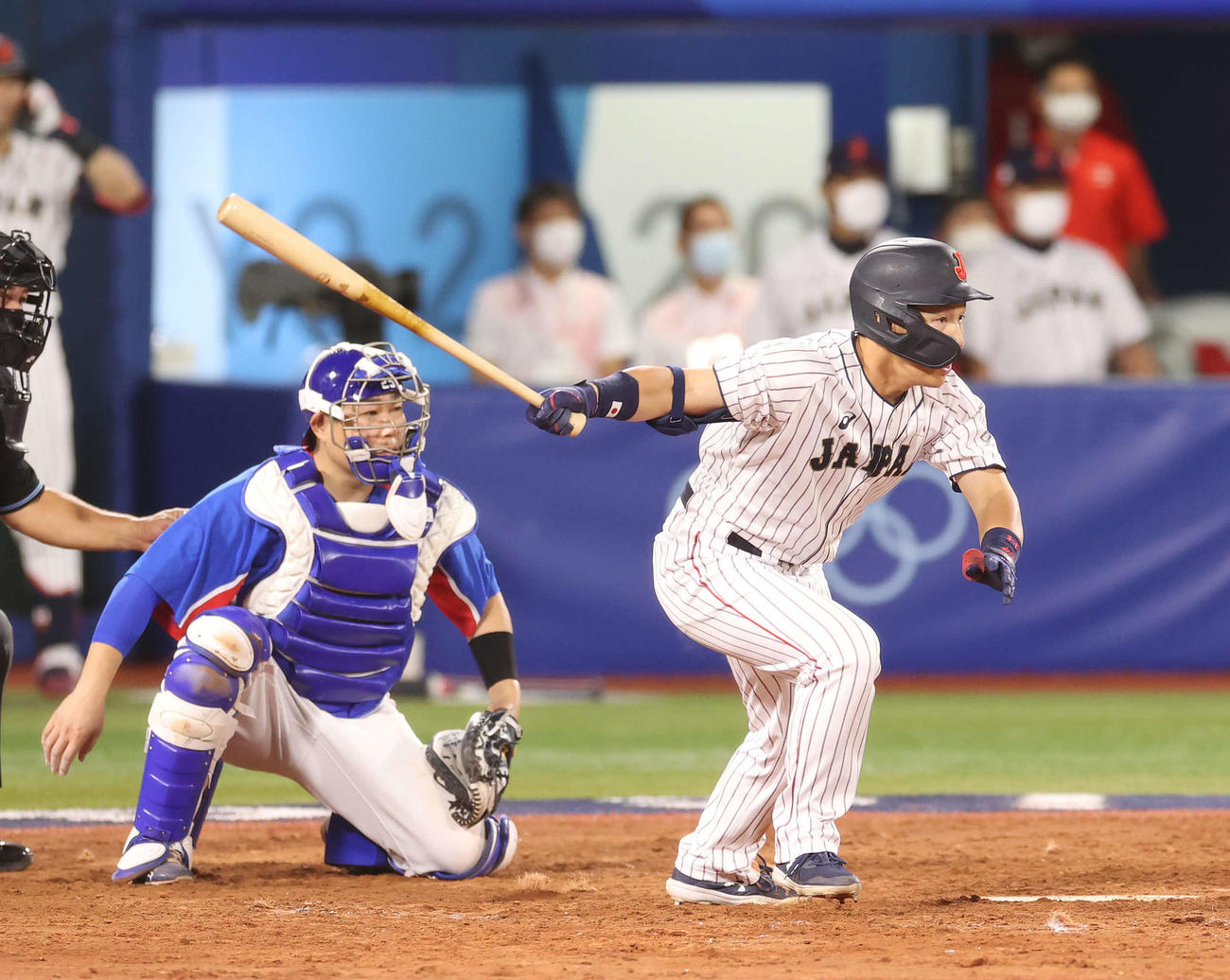 4日、準決勝・韓国戦の5回に中前適時打を放つ吉田正